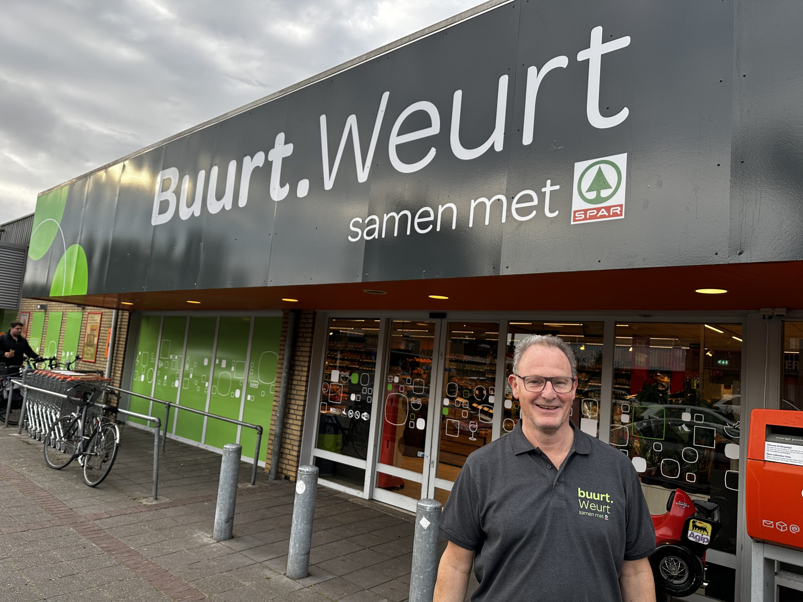 Ondernemer Pieter Wouters voor zijn Buurt.Weurt. Foto: Distrifood