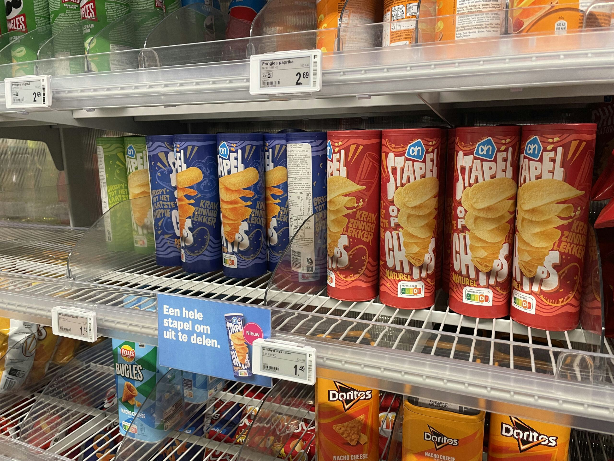 Kokers met chips van het eigen merk van Albert Heijn. Foto: Distrifood