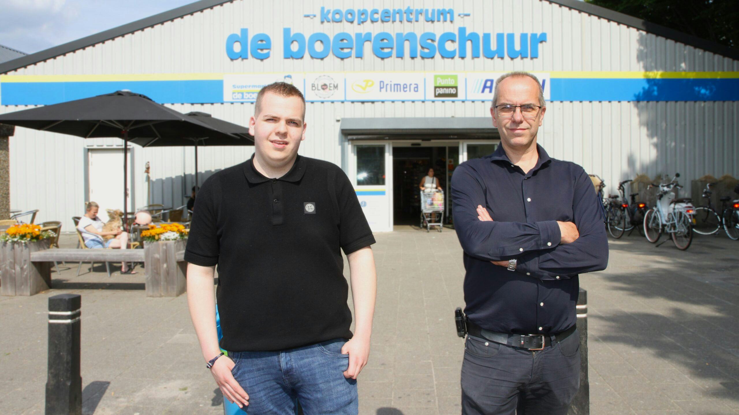 Michel Oomen en zoon Thijn poseren voor Koopcentrum De Boerenschuur in Riel. Foto: Distrifood