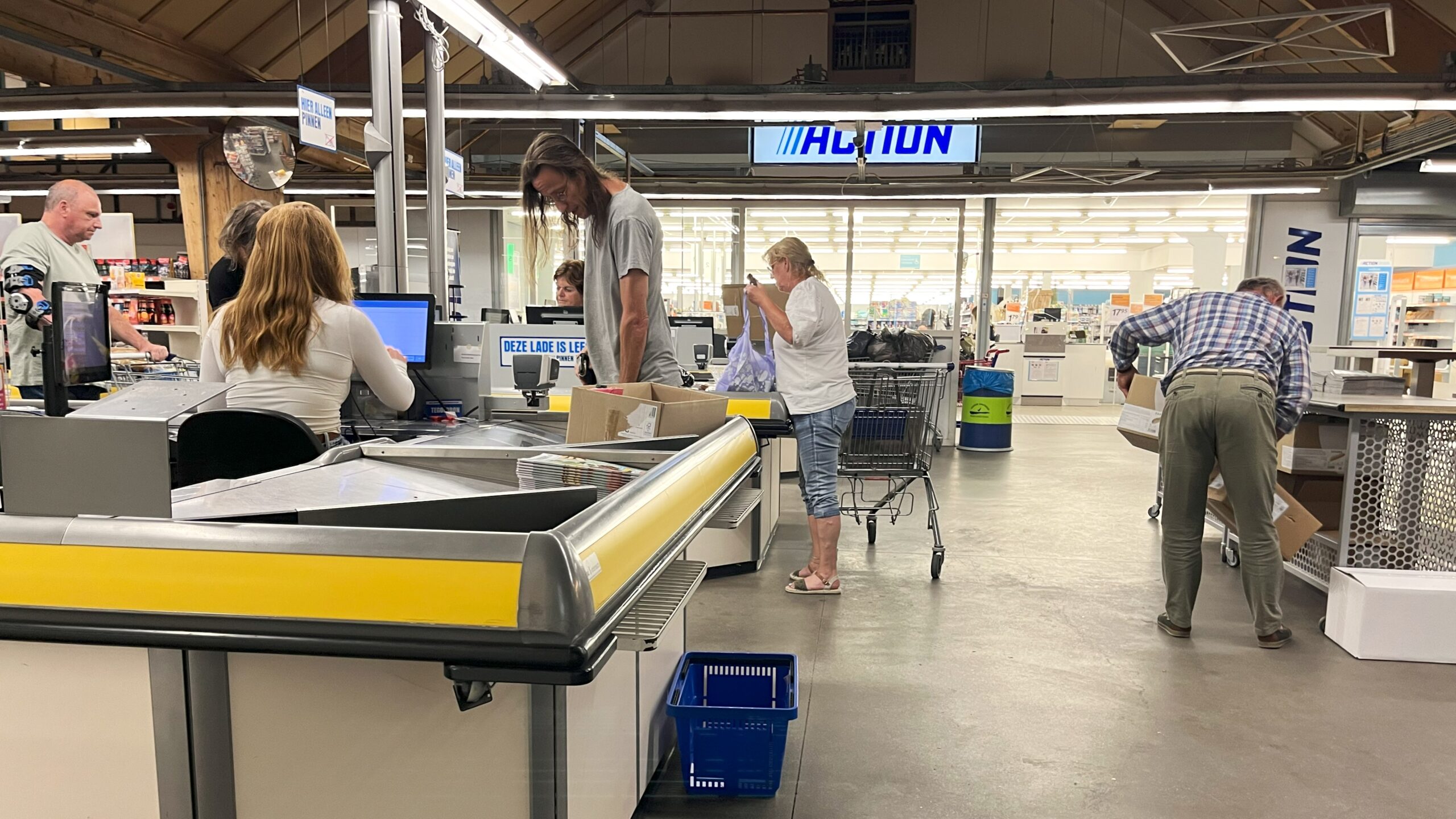 Supermarktklanten betalen bij De Boerenschuur. Foto: Distrifood