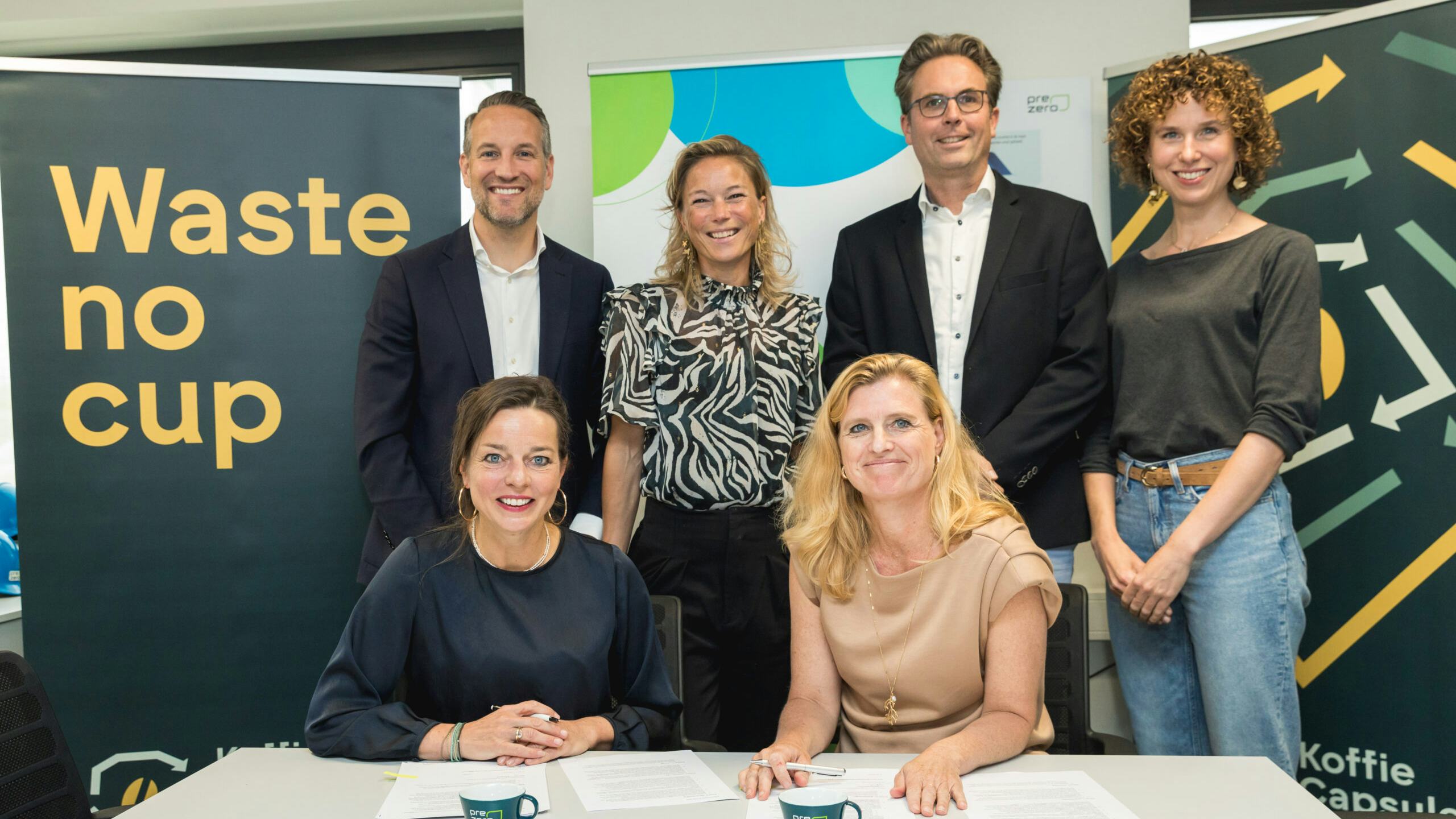 Boven: Kees Resius (Ahold Delhaize Coffee Company), Kika Buhrmann (ceo Nespresso) en Jeroen Kluiters (financieel directeur Verpact), Lisanne Evers (JDE Peets). Onder vlnr: Hester Klein Lankhorst (algemeen directeur Verpact) en Nienke Bloemers (directeur KCR). Foto: Verpact