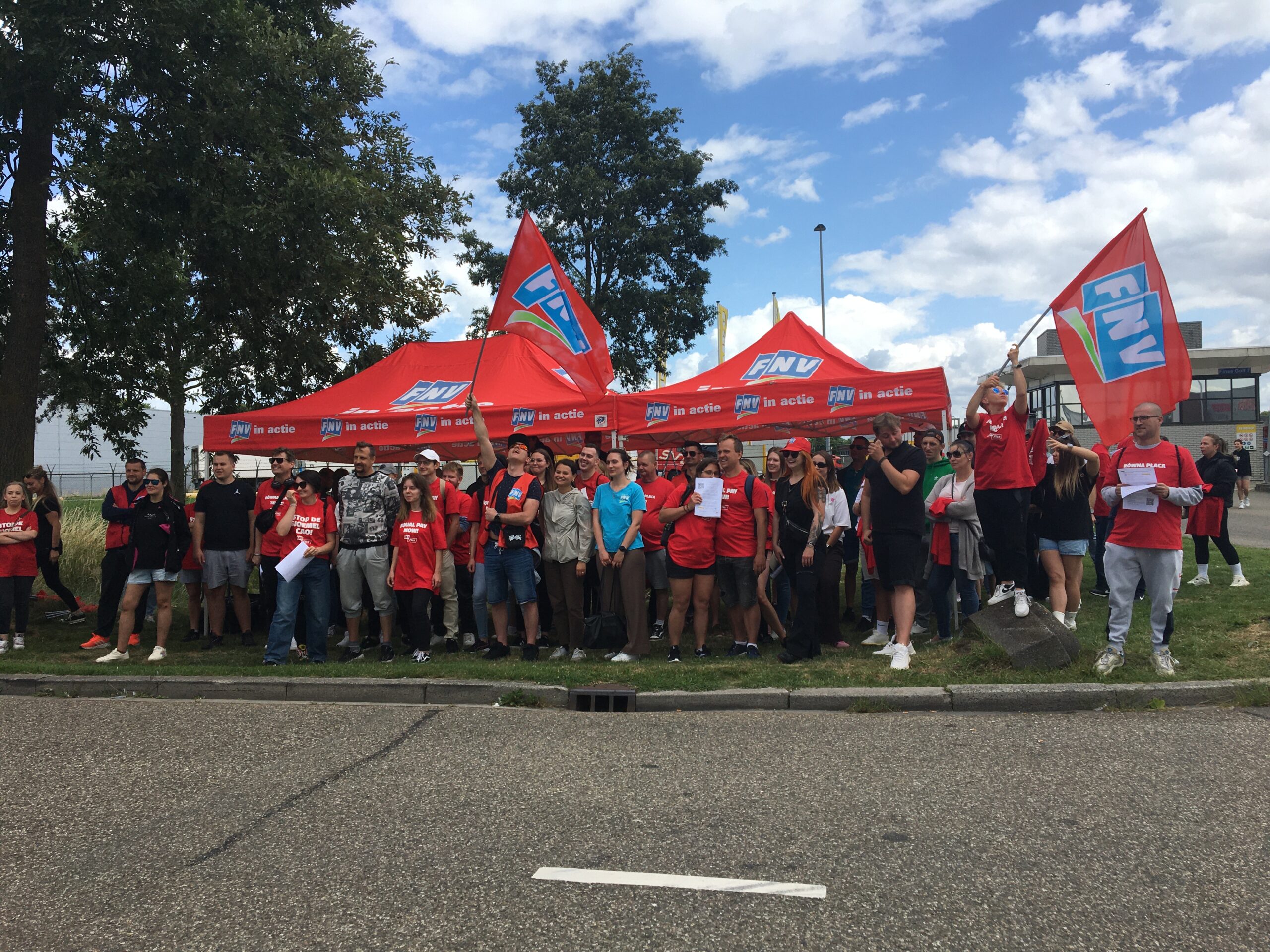 Stakende uitzendkrachten op 15 juli bij Jumbo-dc in Woerden. Foto: Logistiek