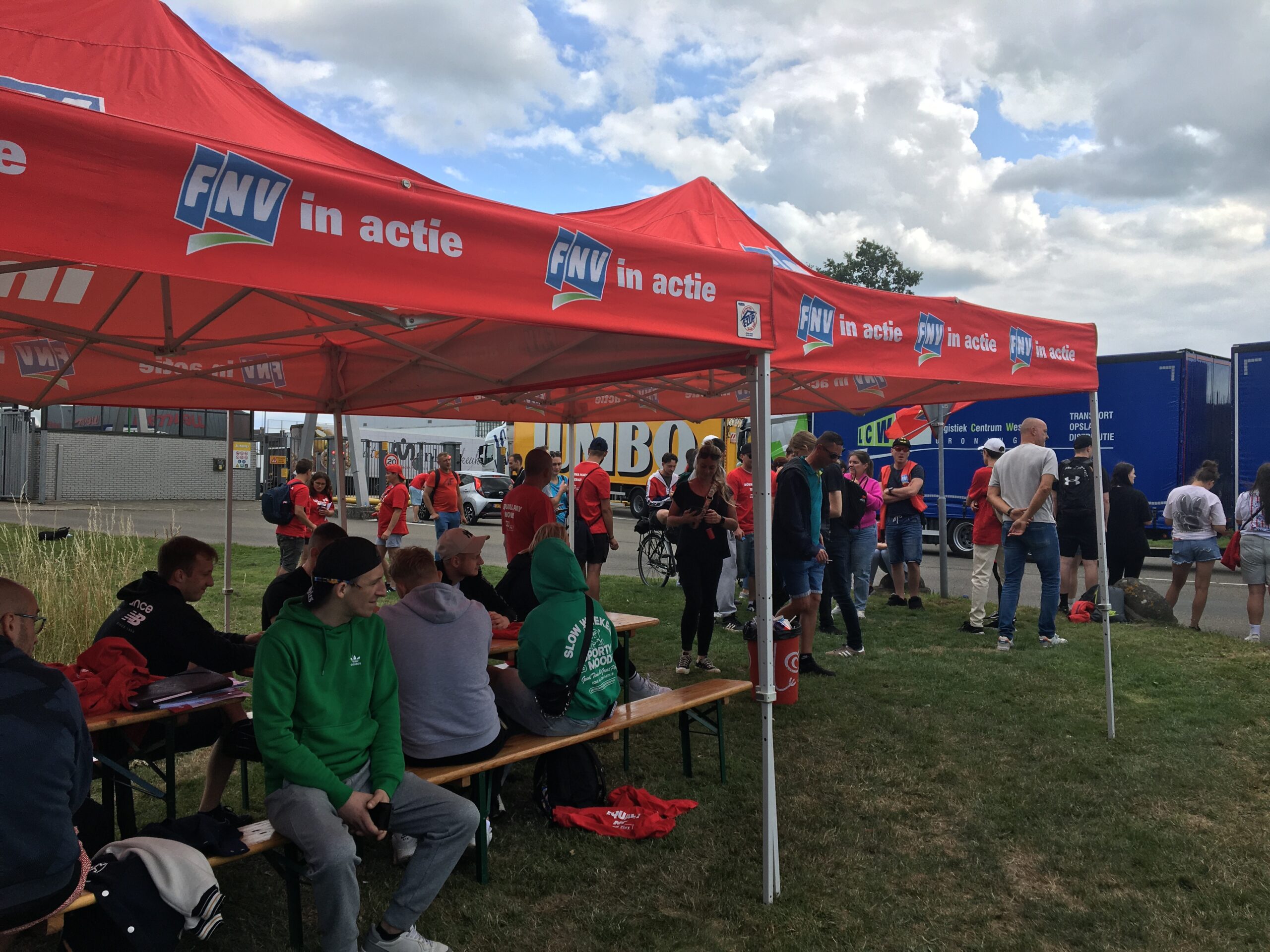 Stakende uitzendkrachten op 15 juli bij Jumbo-dc in Woerden. Foto: Logistiek