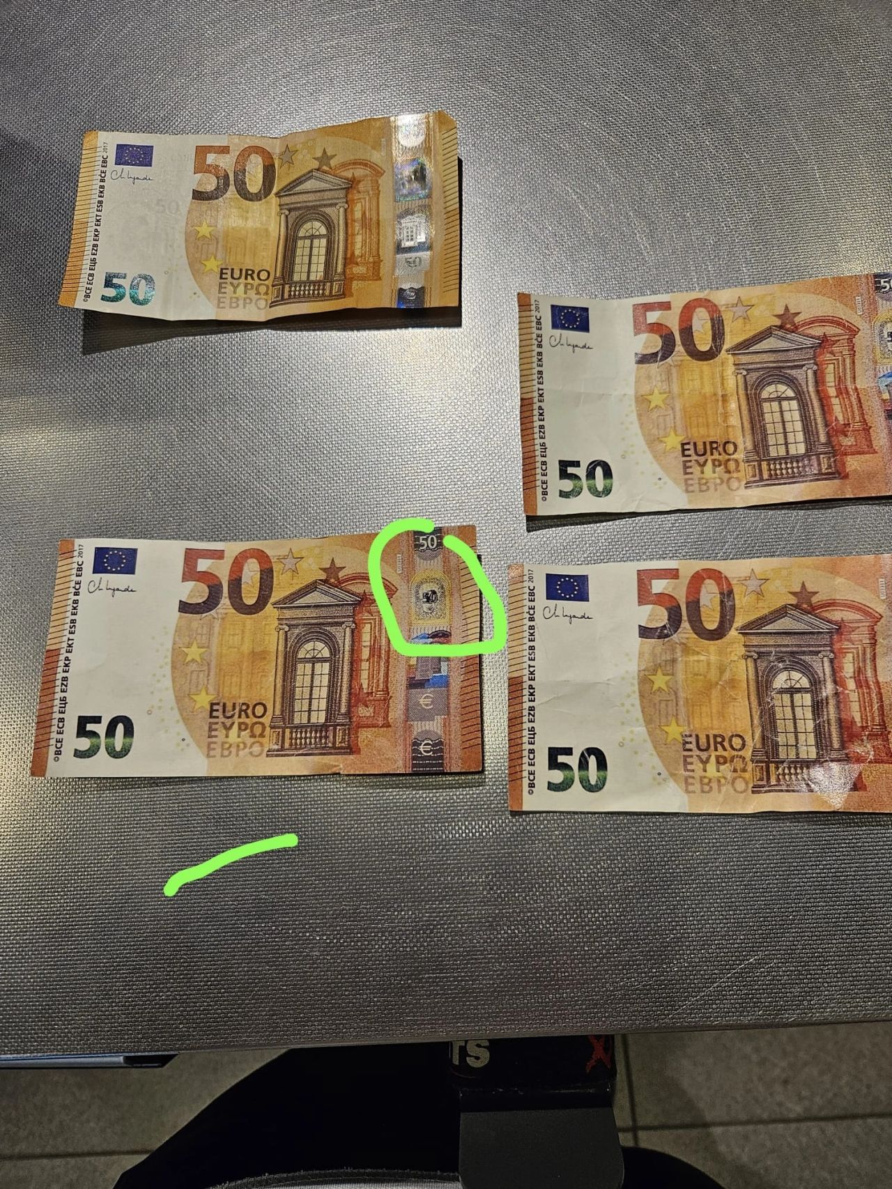 Een vals briefje van €50. Foto: Carlo de Neve