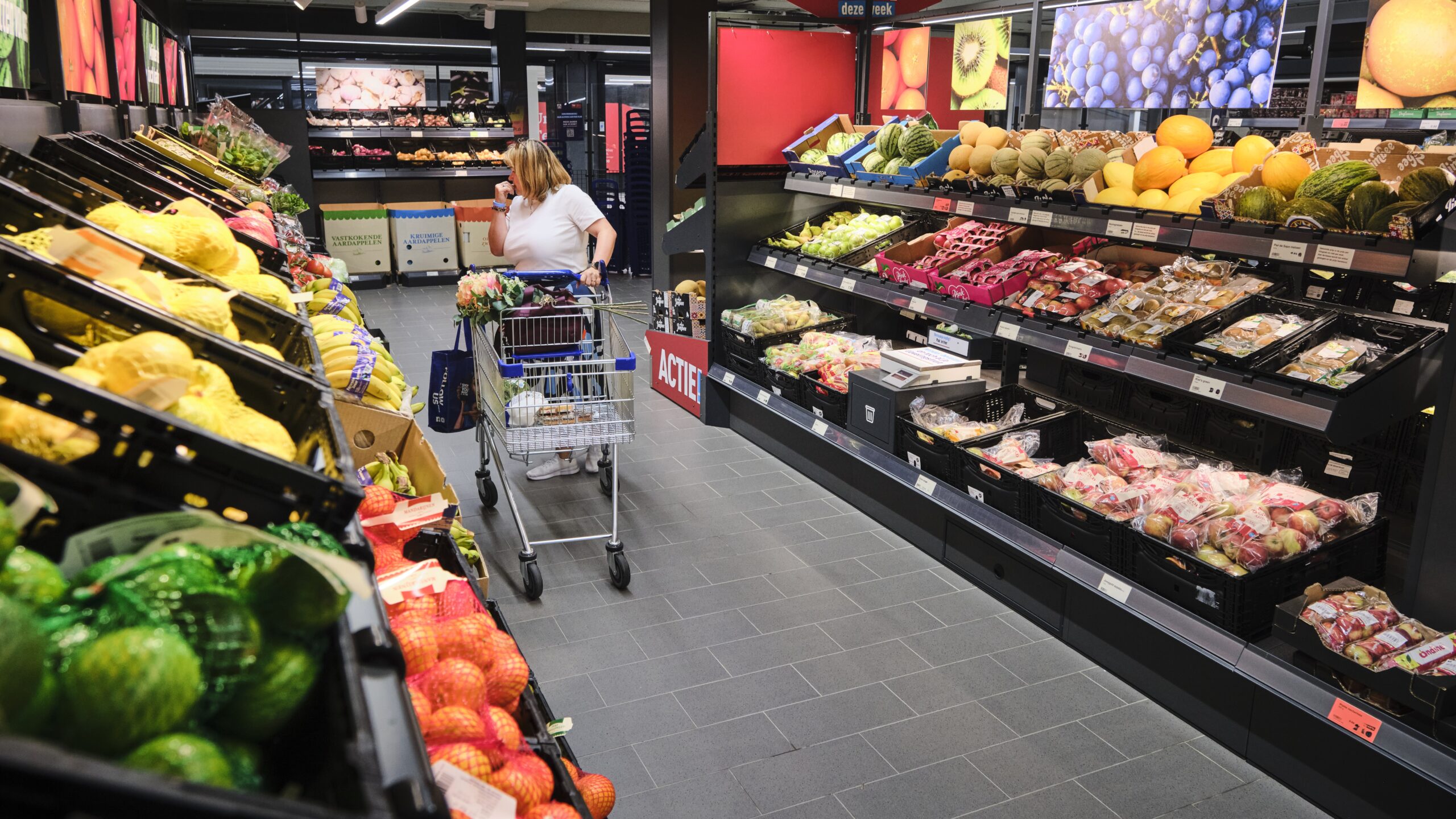 Een klant op de agf-afdeling van de Aldi-vestiging De Ridderhof in Alphen aan den Rijn. Foto: Fred Libochant Fotografie