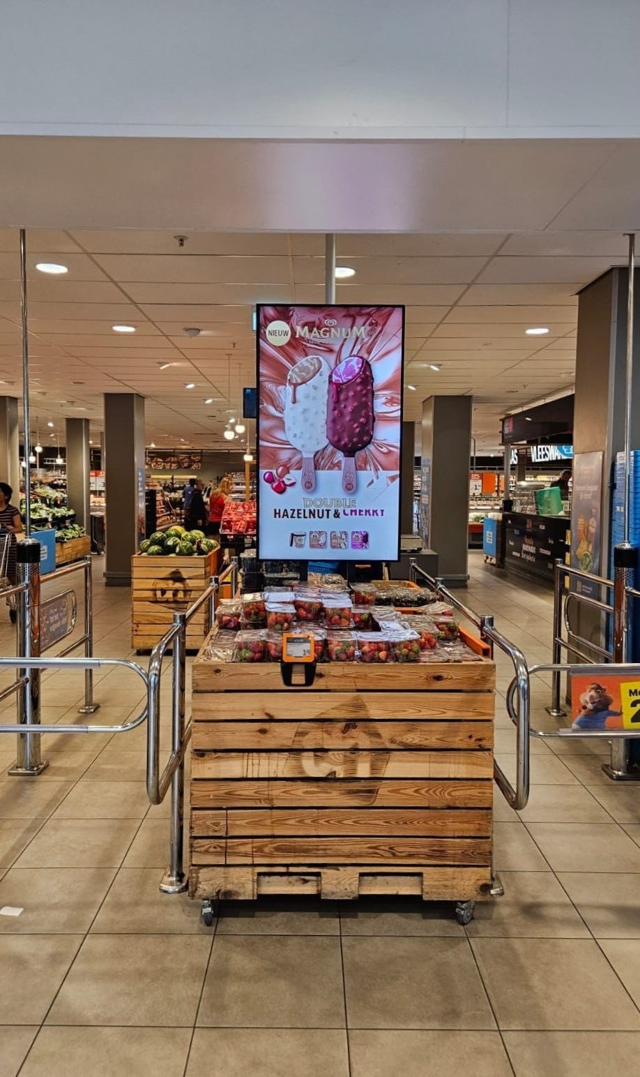 De campagne springt direct in het oog bij binnenkomst van de supermarkt.