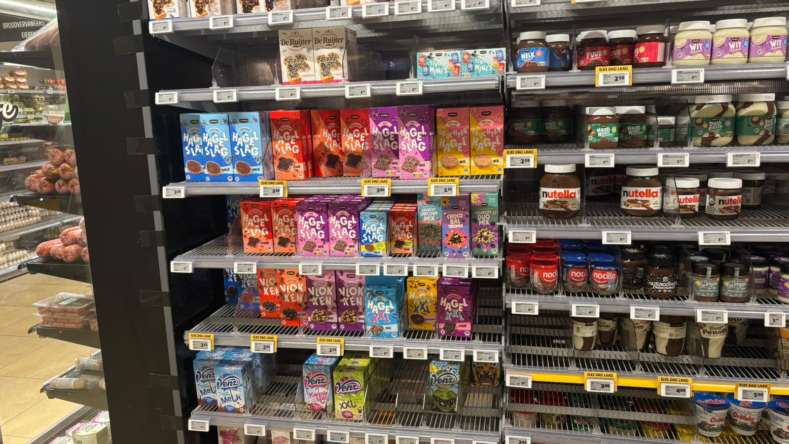 Het schap met zoet broodbeleg, waar de muisjes en hagelslag van Venz en De Ruijter weer terug zijn. Foto: Distrifood