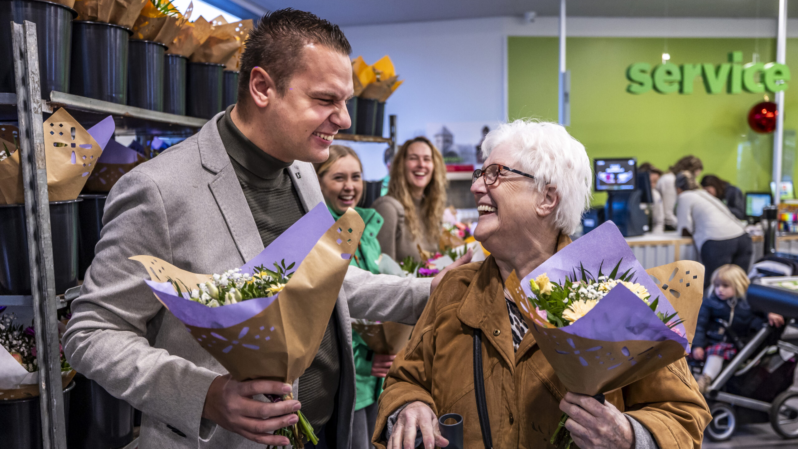 Plus-ondernemer Tim Janssen in gesprek met een klant. Foto: Marcel van Hoorn