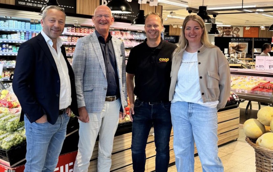 Willem Boon en Eric Brosius van Boon Food Group naast Jan Obe en Gjilke Hobma van de nieuwe Gewoon Coop in Sint Jansklooster.