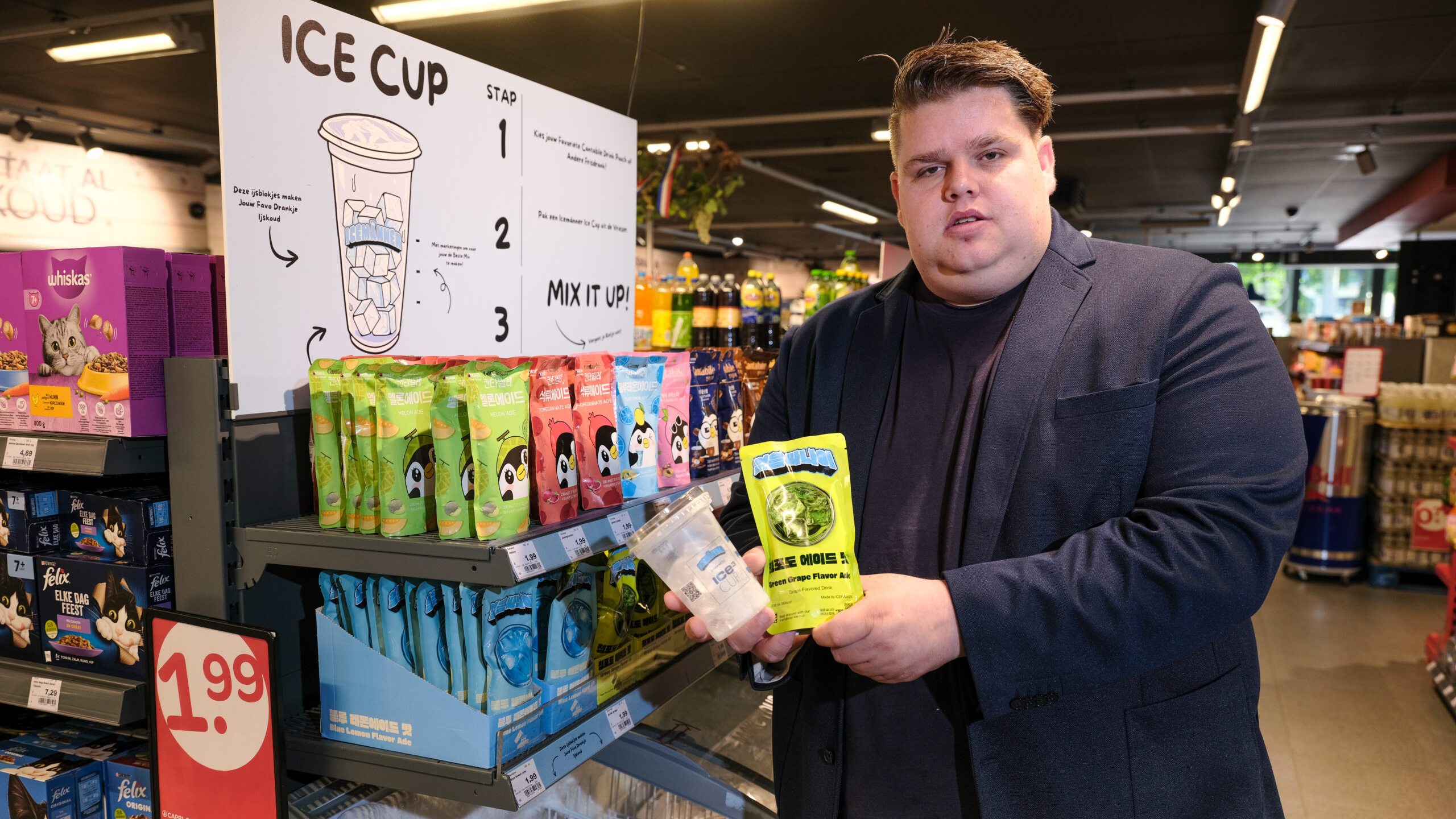 Spar-ondernemer Sven Nicolai bij de Koreaanse ijspouches. Foto: Jan Willem van Vliet Fotografie