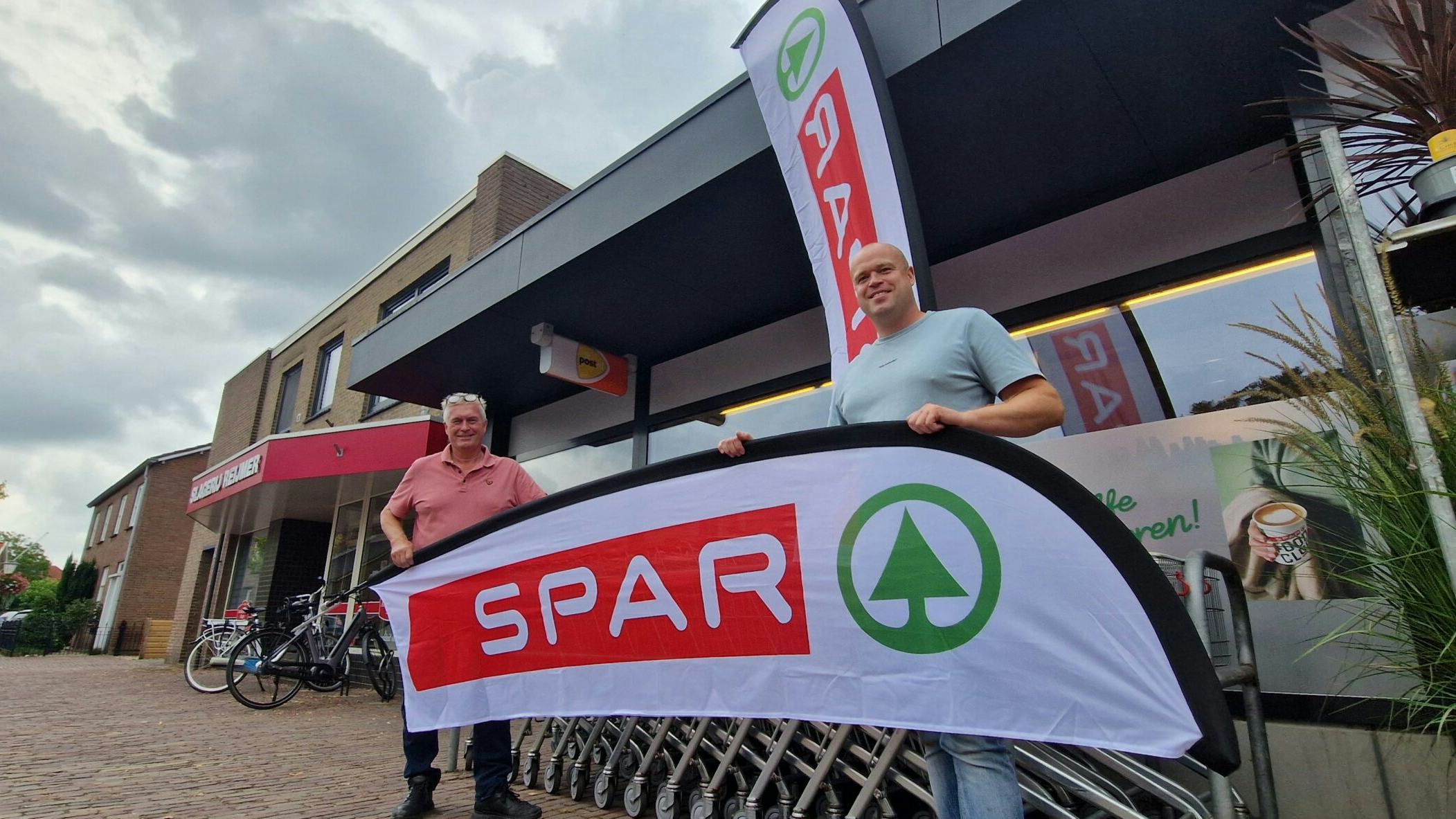 Willie van den Berg (links) en zoon Stijn voor de nieuwe Spar in Pannerden. Foto: Distrifood