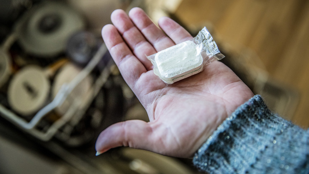 Een vaatwastablet. Foto Rob Voss