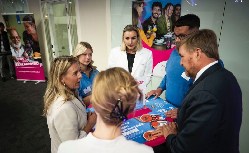 Aftrap Week tegen Eenzaamheid met koning Willem-Alexander en AH-medewerkers. Foto: LinkedIn Albert Heijn