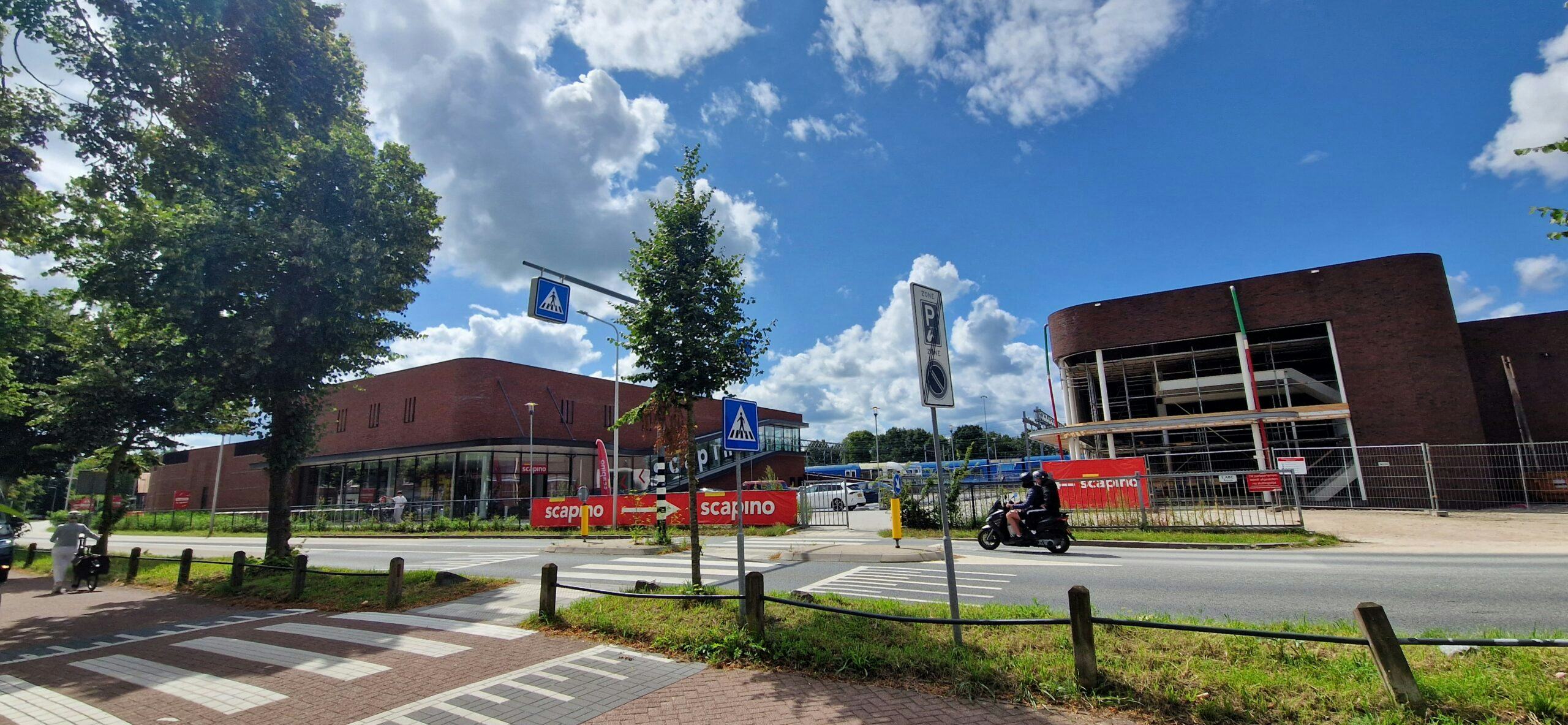 AH Bun komt links, rechts Nettorama. Foto's: Distrifood