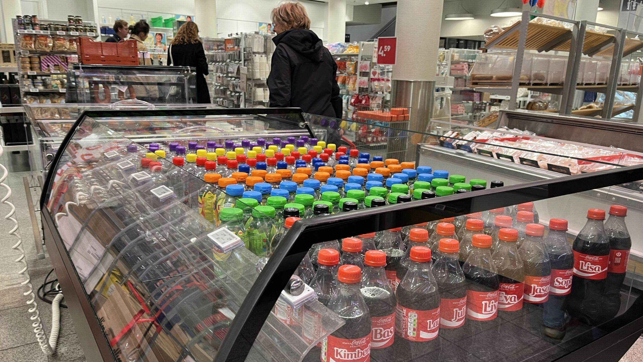 Hema verkoopt drankjes in blik en flesjes met statiegeld. Foto: Distrifood