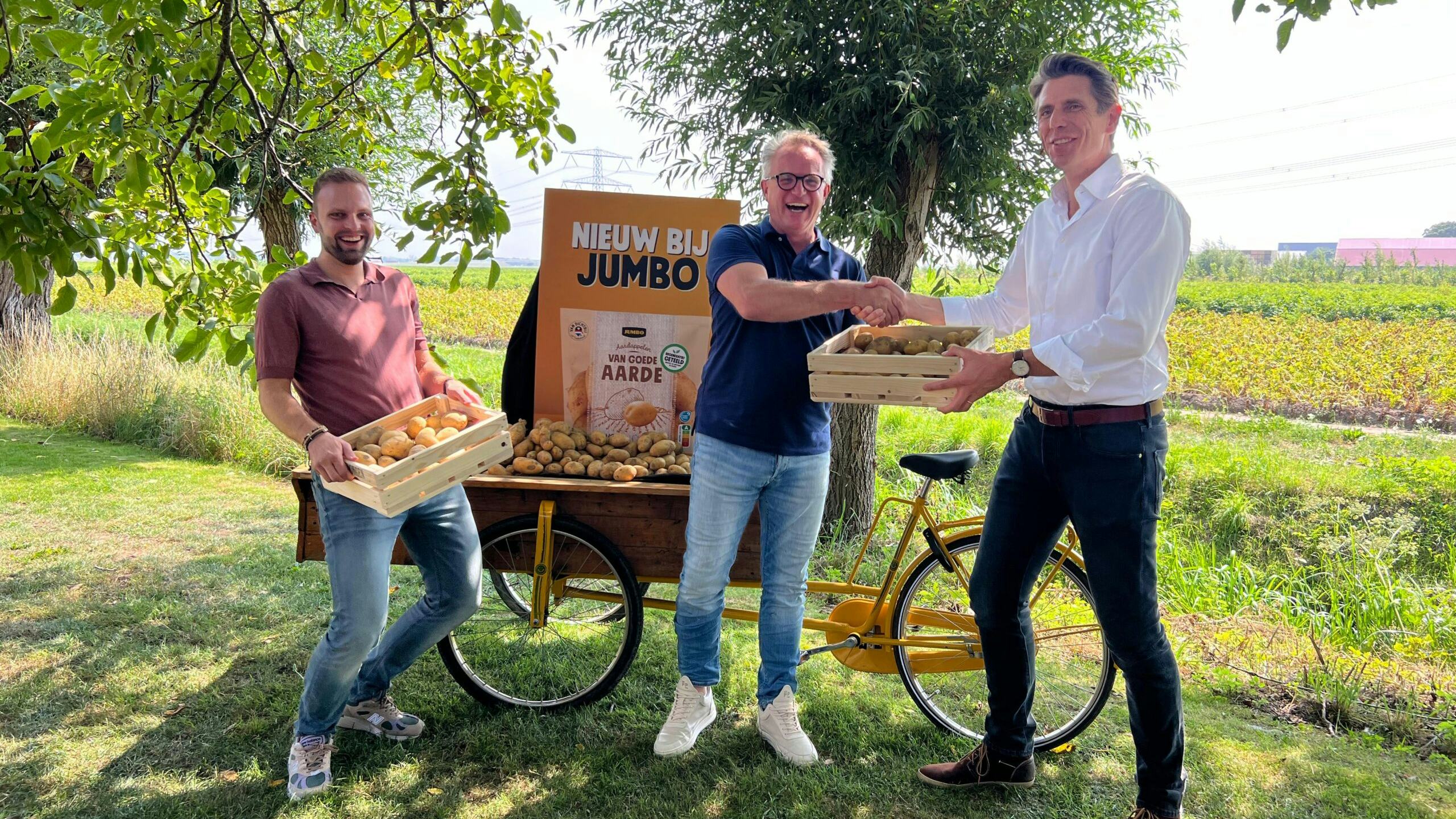 Jumbo-directeur category management Tim Hehenkamp schudt de hand van teler Jeroen Klompe. Links op de foto staat Jeroen Lemkes, ondernemer bij Jumbo Foodmarkt in Dordrecht. Foto: Distrifood