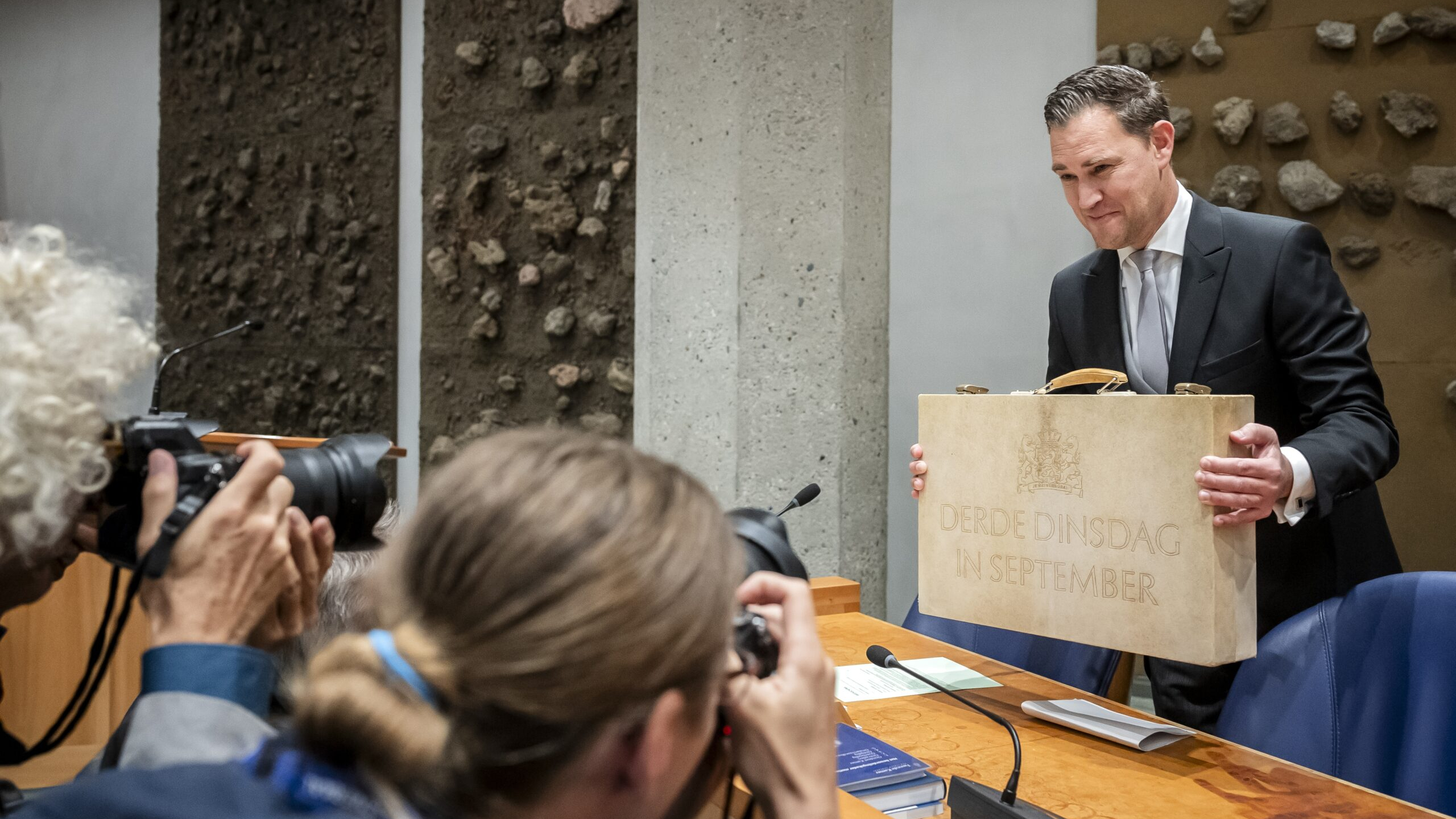Demissionair minister Eelco Heinen van Financiën met 'het koffertje' op Prinsjesdag in de Tweede Kamer. Foto: ANP