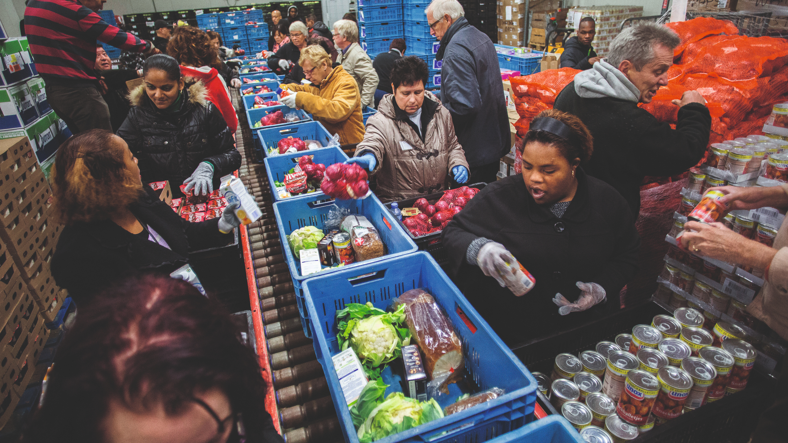 Vrijwilligers aan het werk bij een Voedselbank in Nederland. Foto: Arie Kievit