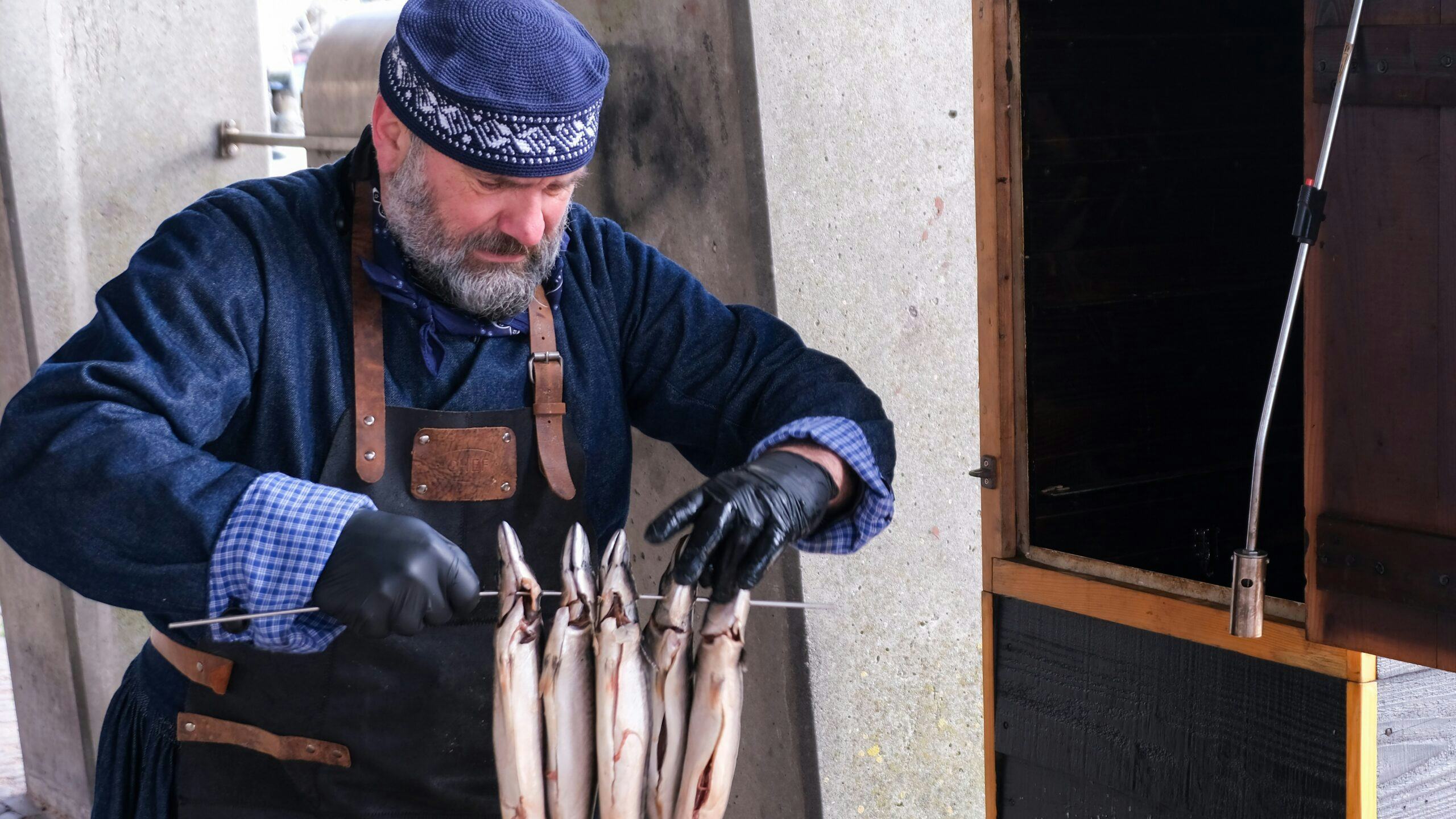 Man rookt makreel in Volendam. Foto: Distrifood