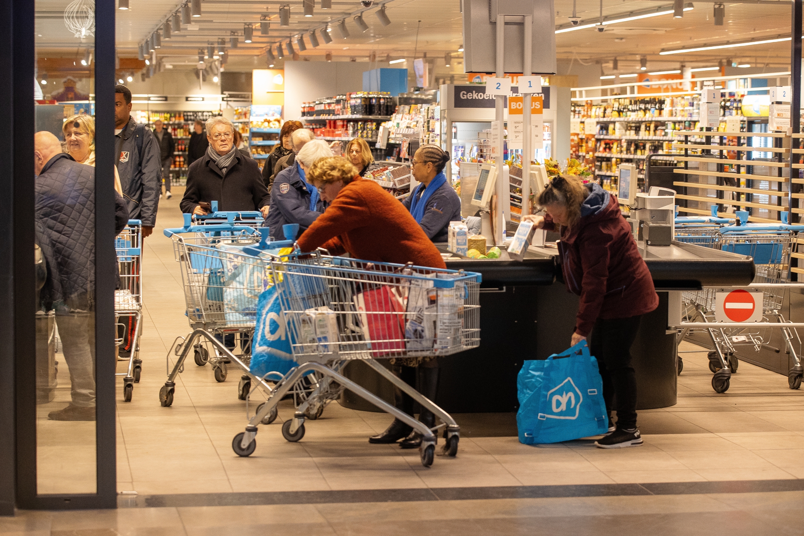 Klanten bij een kassa van Albert Heijn. Foto: ANP