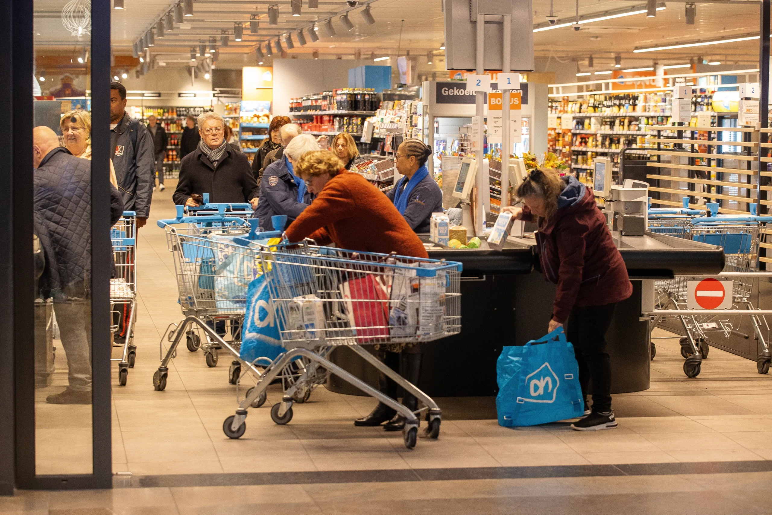 Klanten bij een kassa van Albert Heijn. Foto: ANP