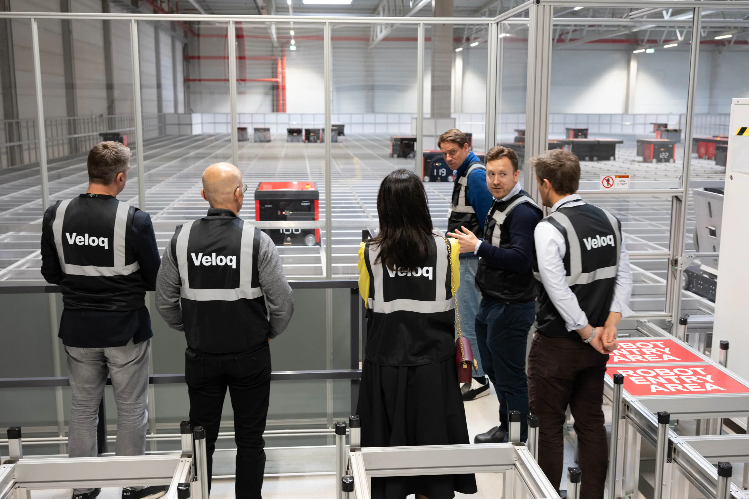 Het fulfilmentcentre van Rohlik in Wenen, met links Rohlik-ceo Tomáš Čupr. Foto: Veloq