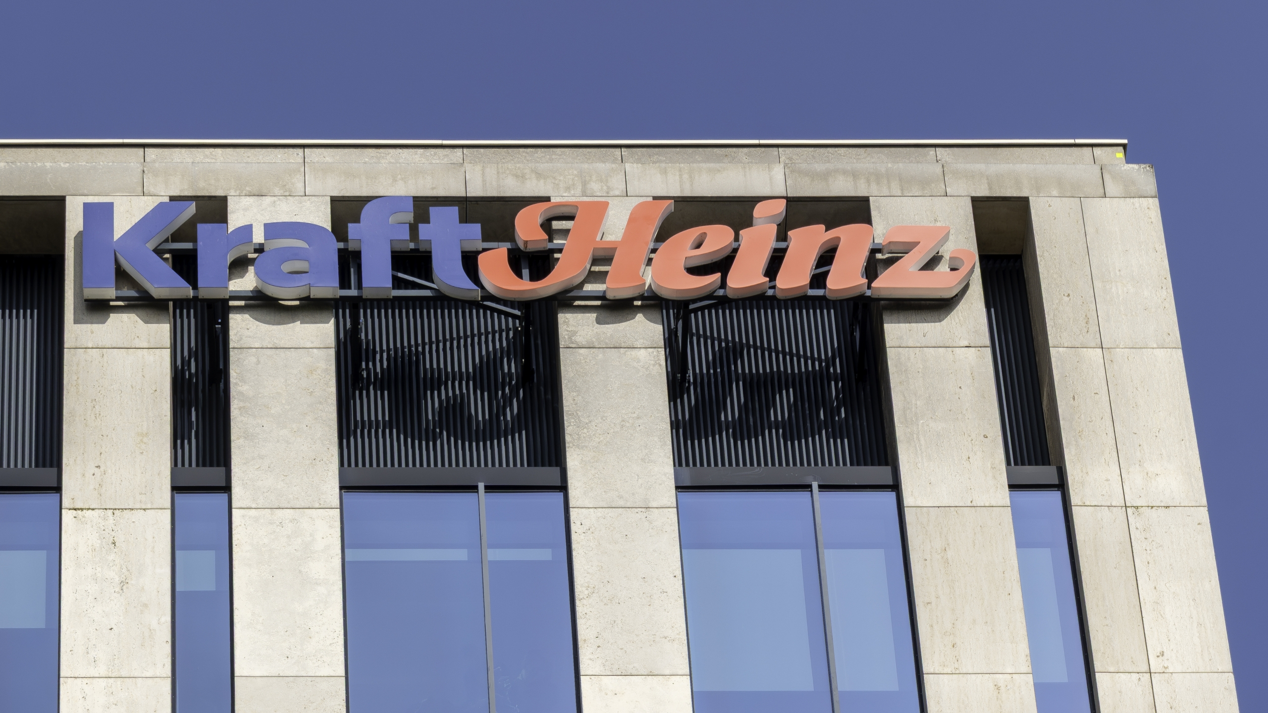 Het logo van Kraft Heinz op het Nederlandse hoofdkantoor in Amsterdam. Foto: ANP