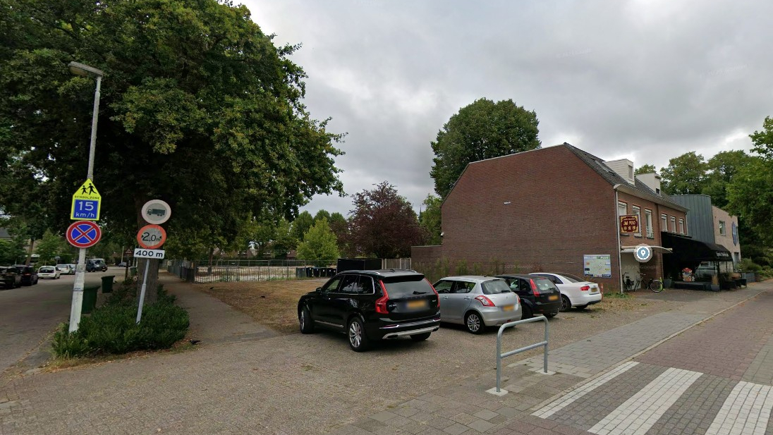 De plek waar de nieuwe Spar met zes appartementen moest komen in Acht. Foto: Google Street View