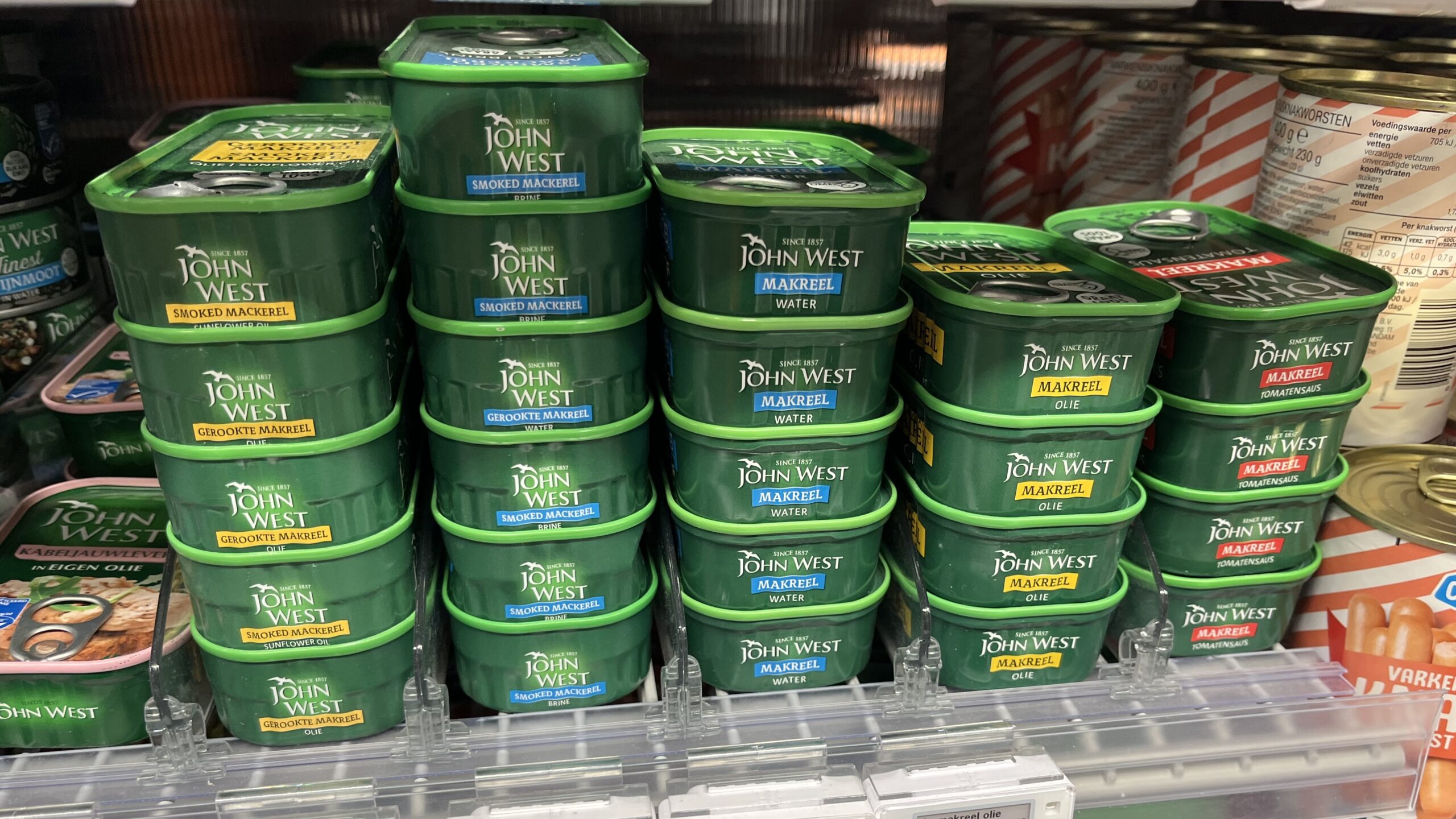 Makreelproducten van John West bij Albert Heijn. Foto: Distrifood