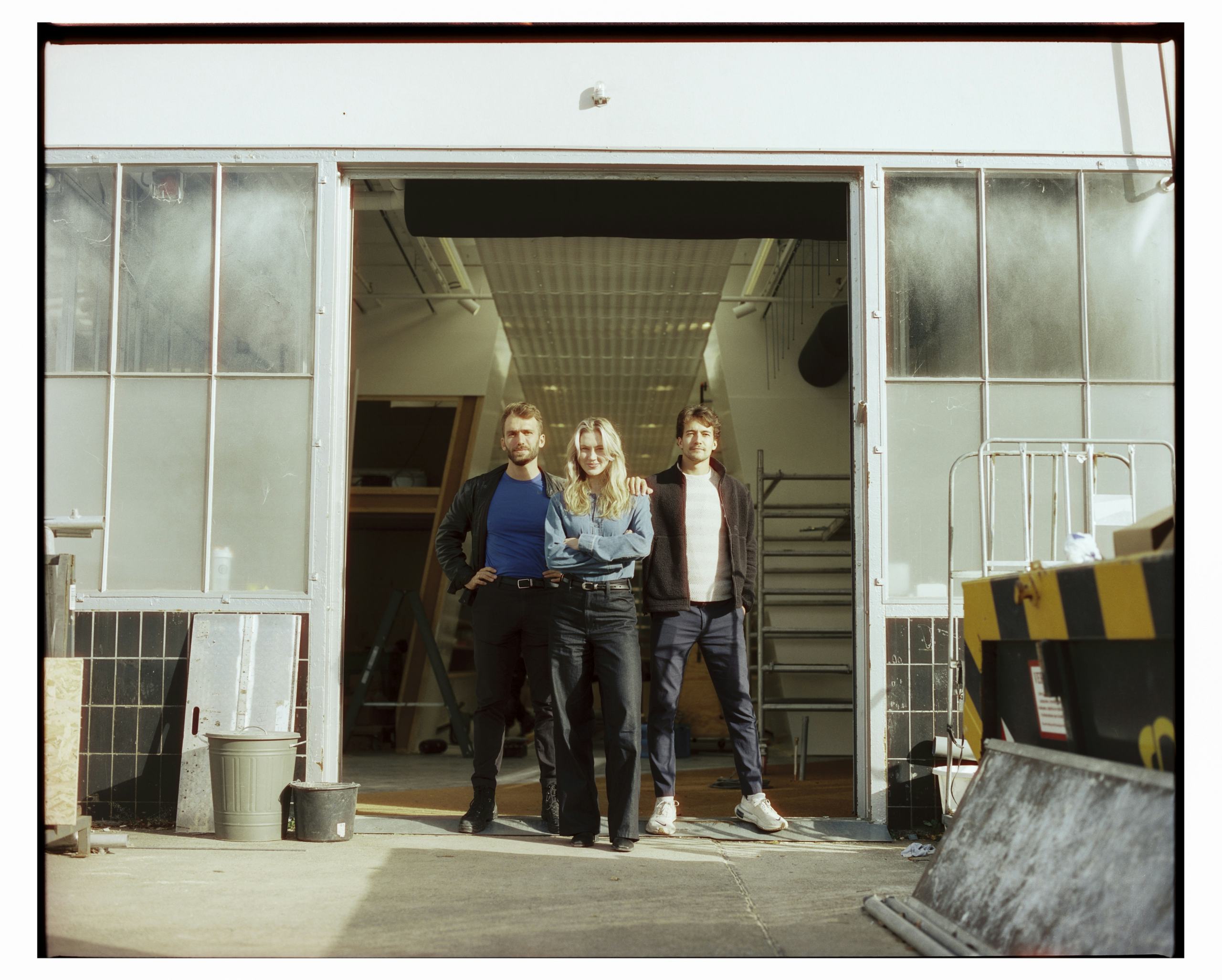 Mark de Boer van Upfront (links) in de entree van het pand dat verbouwd is tot supermarkt. Sanna Wilms (midden) Klantervaring Supermarkt en
Jan van Overdam (rechts) leider Supermarkt. Foto: Upfront