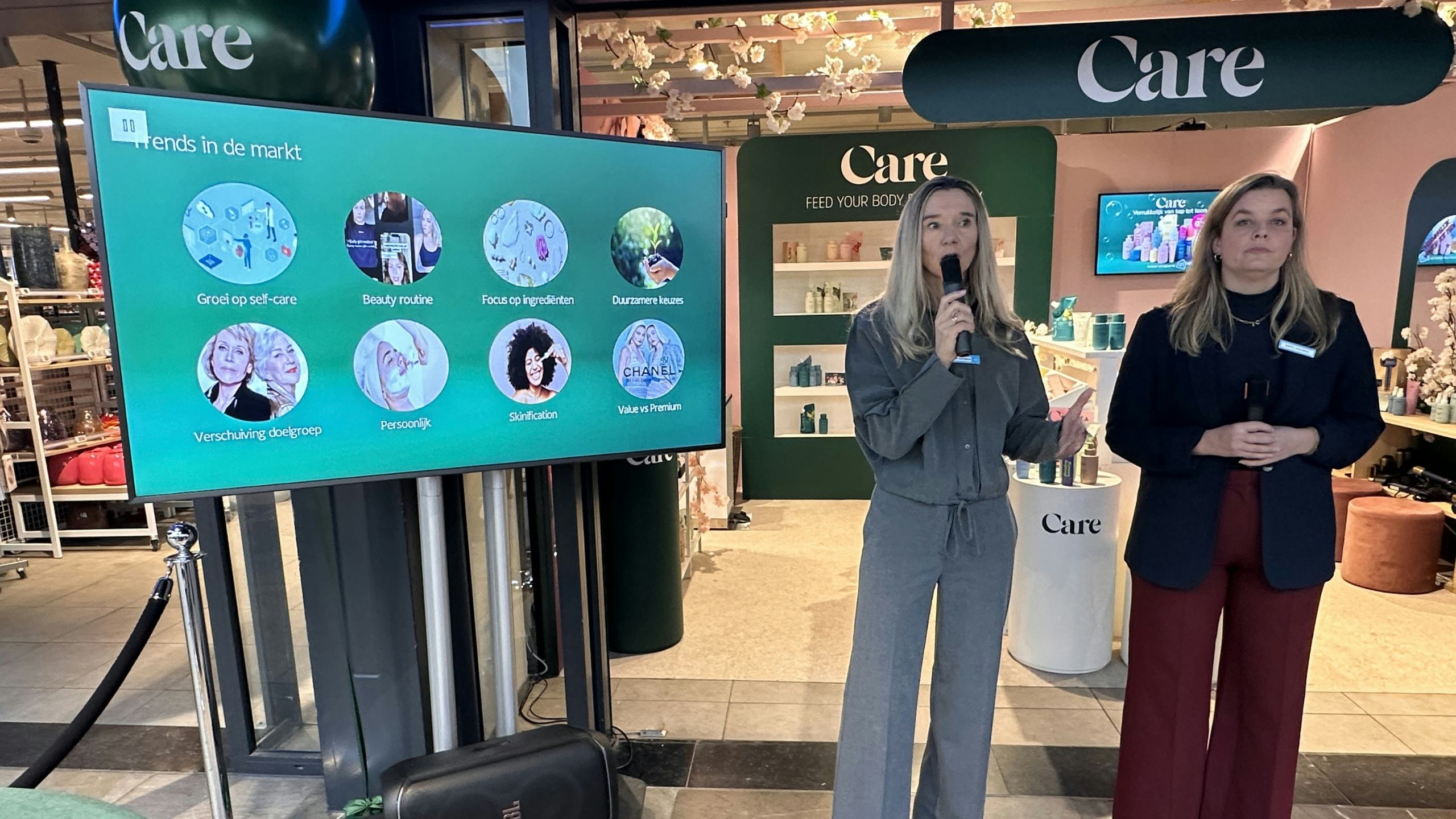 Joyce Bierman (links) en Mirte Huizinga van Albert Heijn presenteren de herlancering van het drogmetica-huismerk Care. Foto: Distrifood
