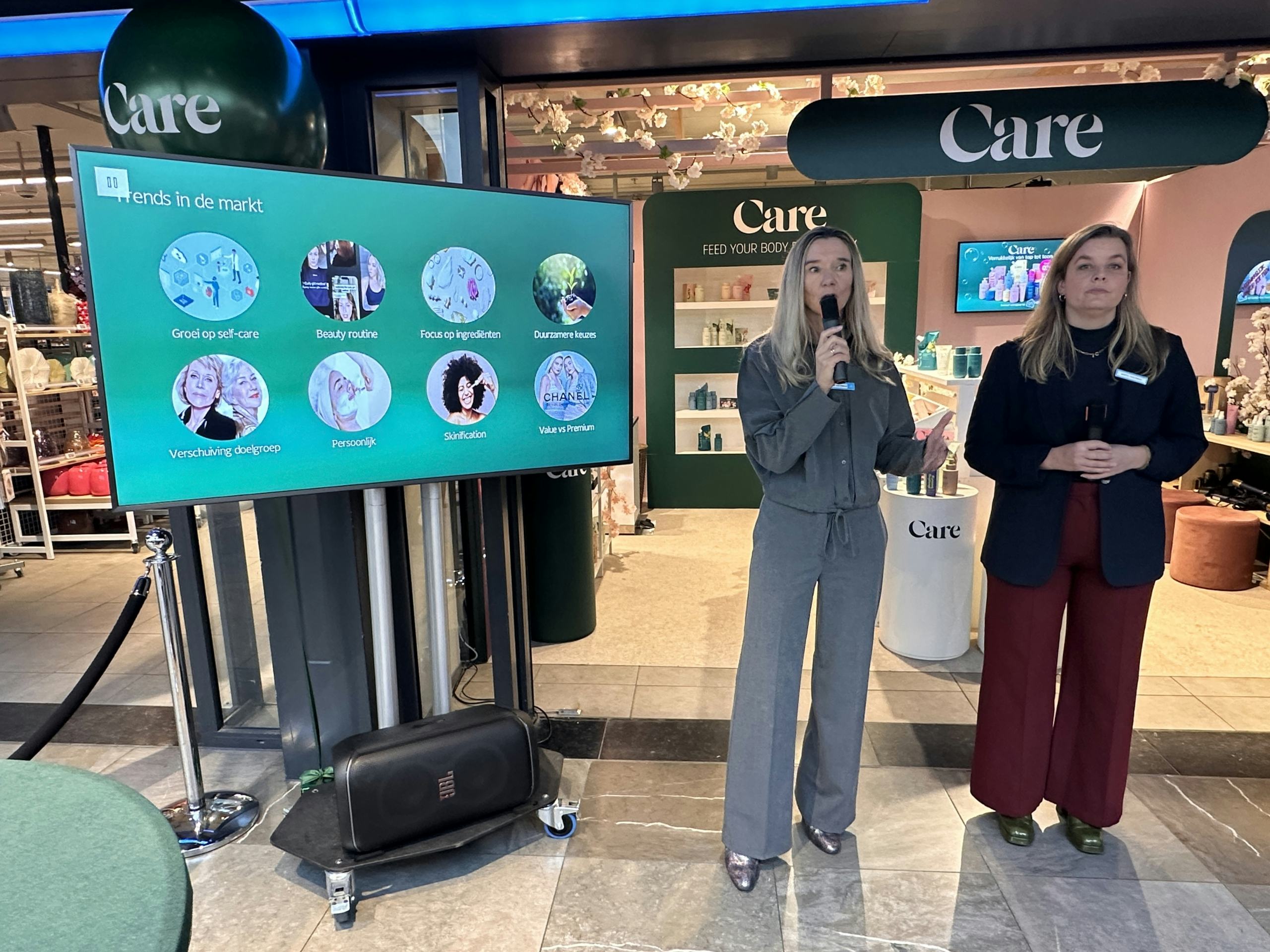 Joyce Bierman (links) en Mirte Huizinga van Albert Heijn presenteren de herlancering van het drogmetica-huismerk Care. Foto: Distrifood