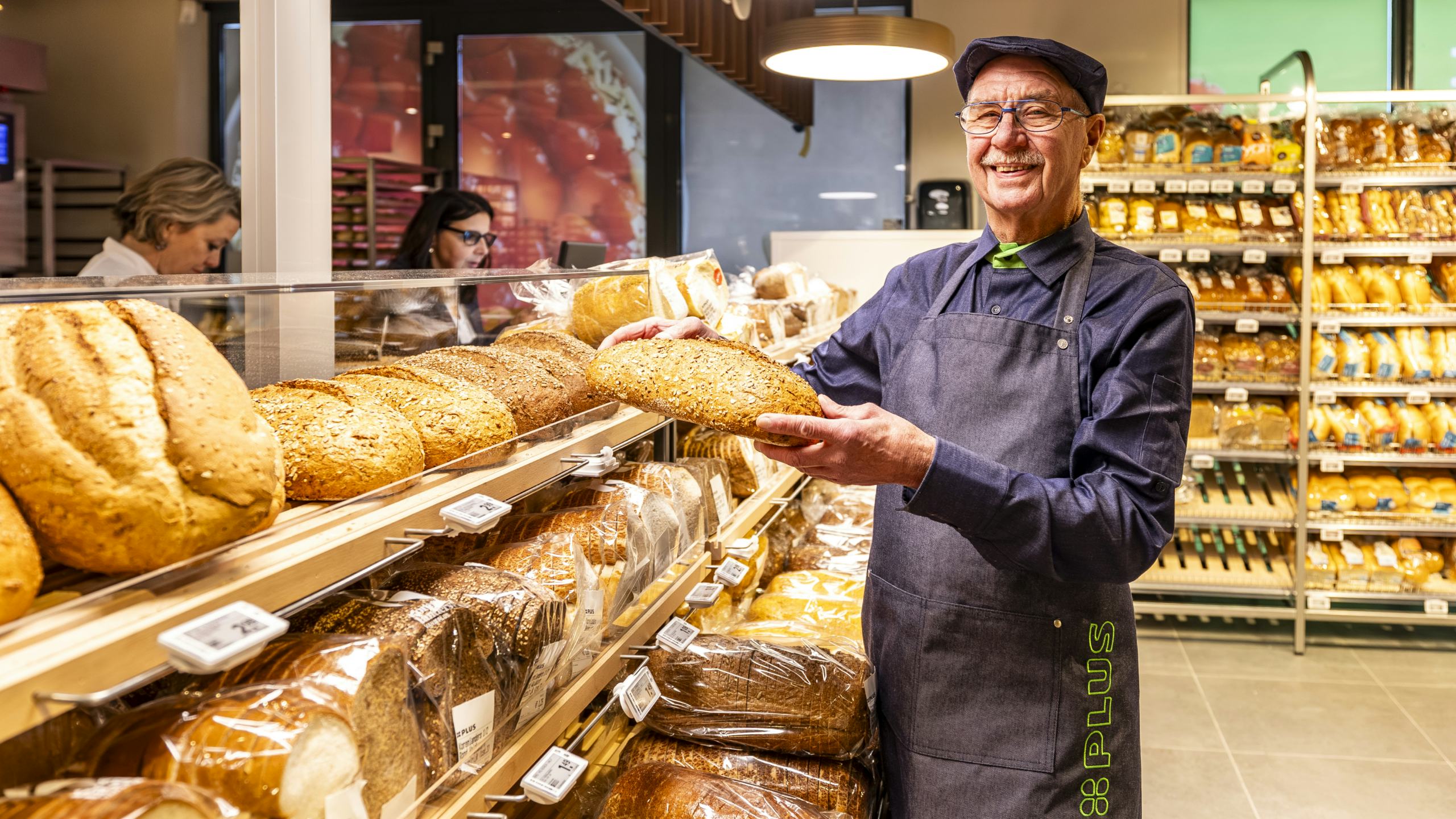 Plus heeft nieuwe bedrijfskleding en presenteert veel meer brood ‘bloot’ en ongesneden. Foto: Marcel van Hoorn.