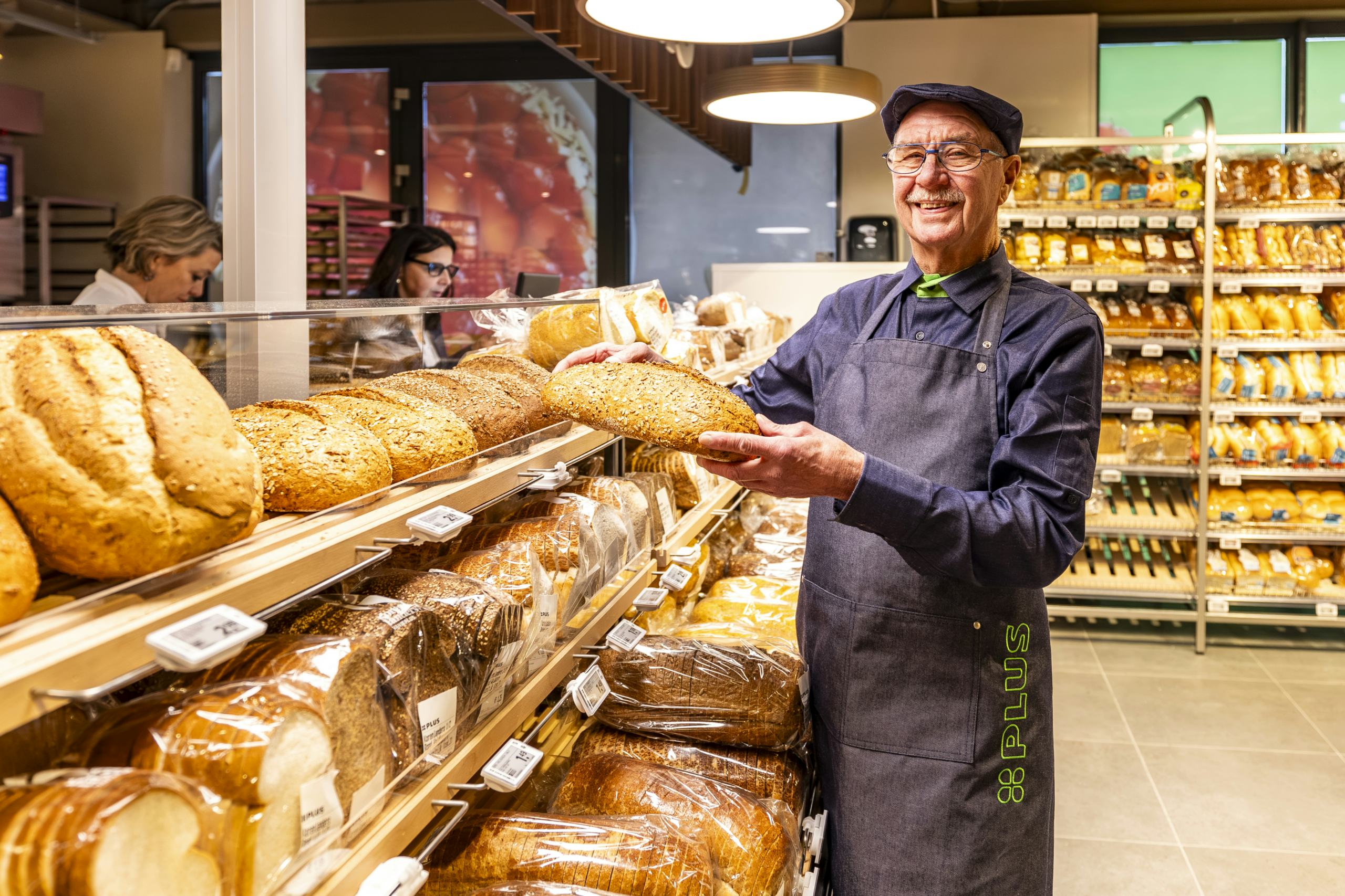 Plus heeft nieuwe bedrijfskleding en presenteert veel meer brood ‘bloot’ en ongesneden. Foto: Marcel van Hoorn.