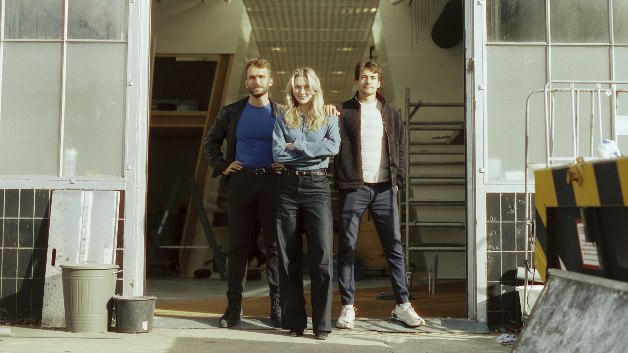 Mark de Boer van Upfront (links) in de entree van het pand dat verbouwd is tot supermarkt. Sanna Wilms (midden) Klantervaring Supermarkt en Jan van Overdam (rechts) leider Supermarkt. Foto: Upfront