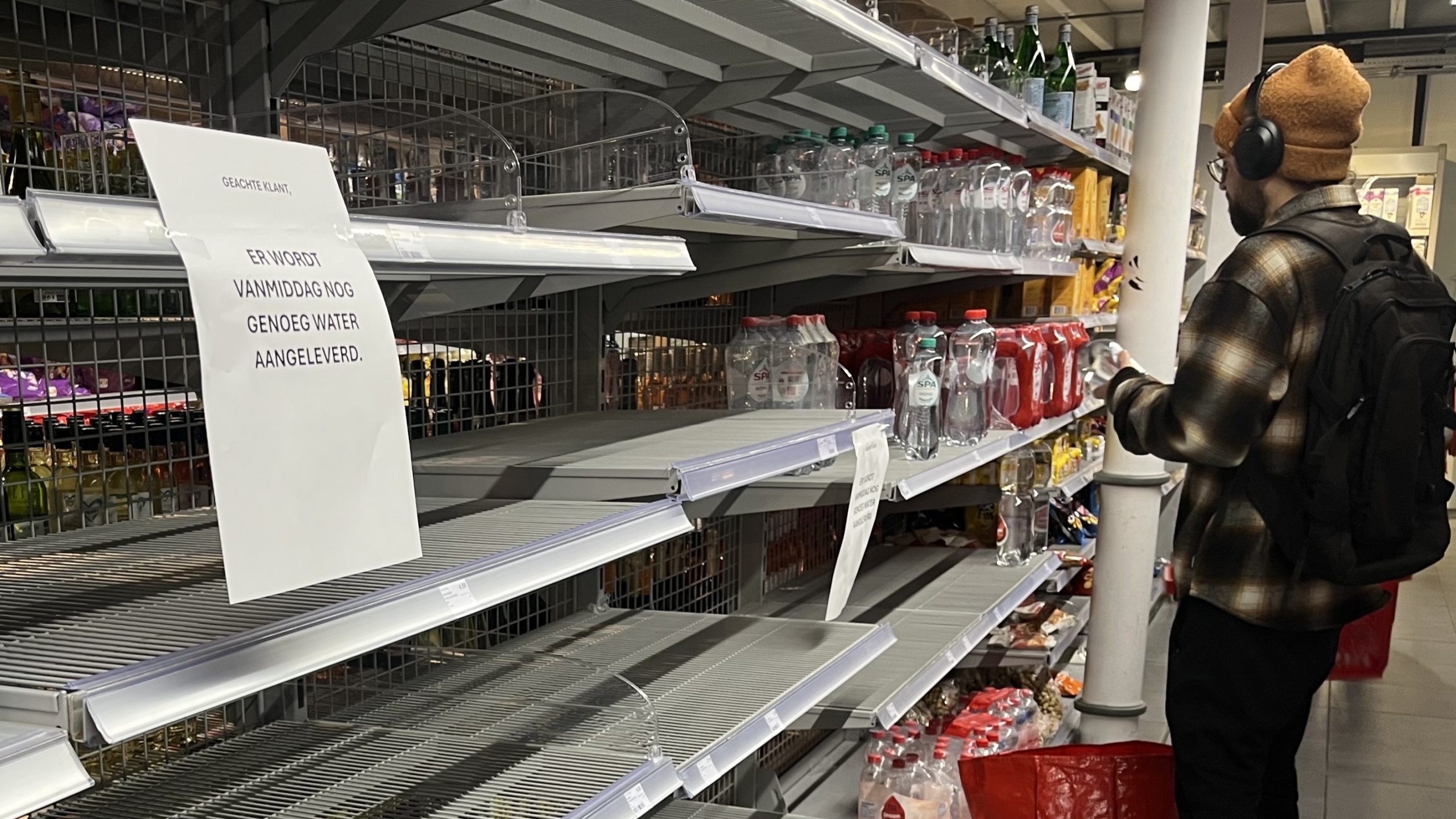 Klant grijpt mis: water is op bij Boon's Markt Utrecht. Foto: Distrifood