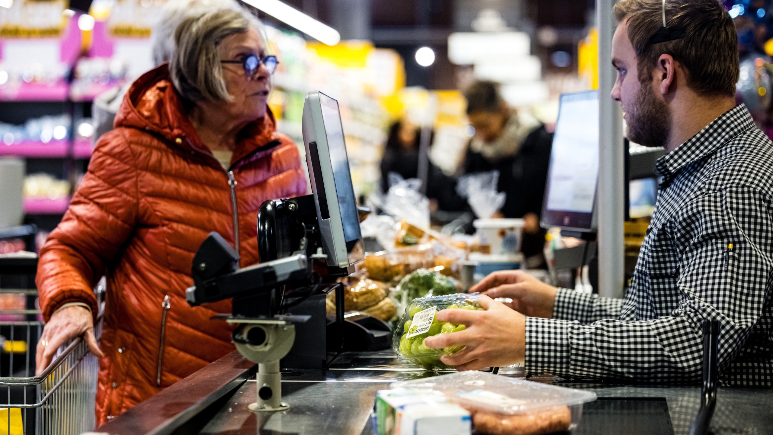 Vrouw bij een Jumbo-kassa. Foto: ANP