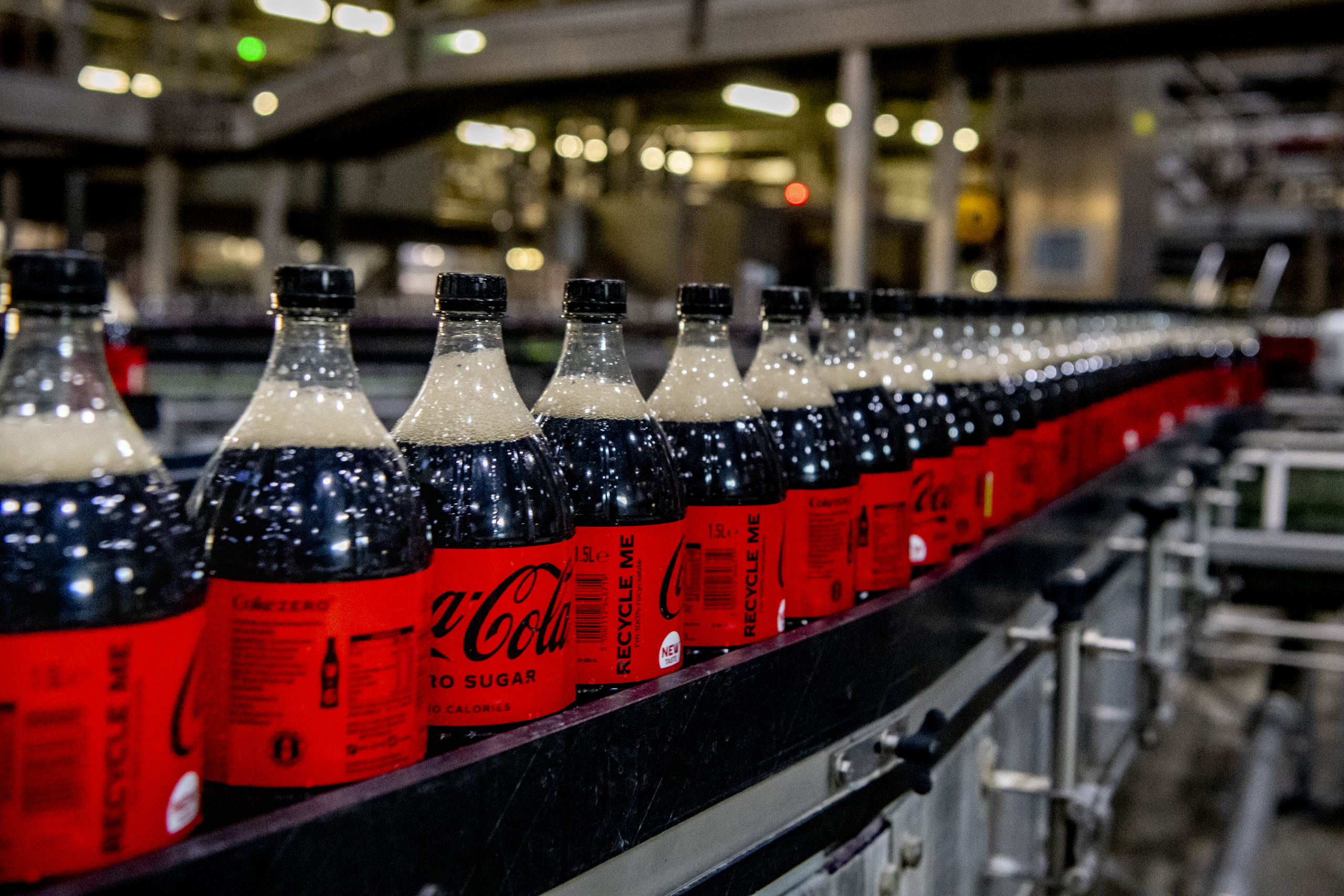 De Coca-Cola flessen, behalve de dop en het etiket, zijn gemaakt van 100 procent gerecycled materiaal.