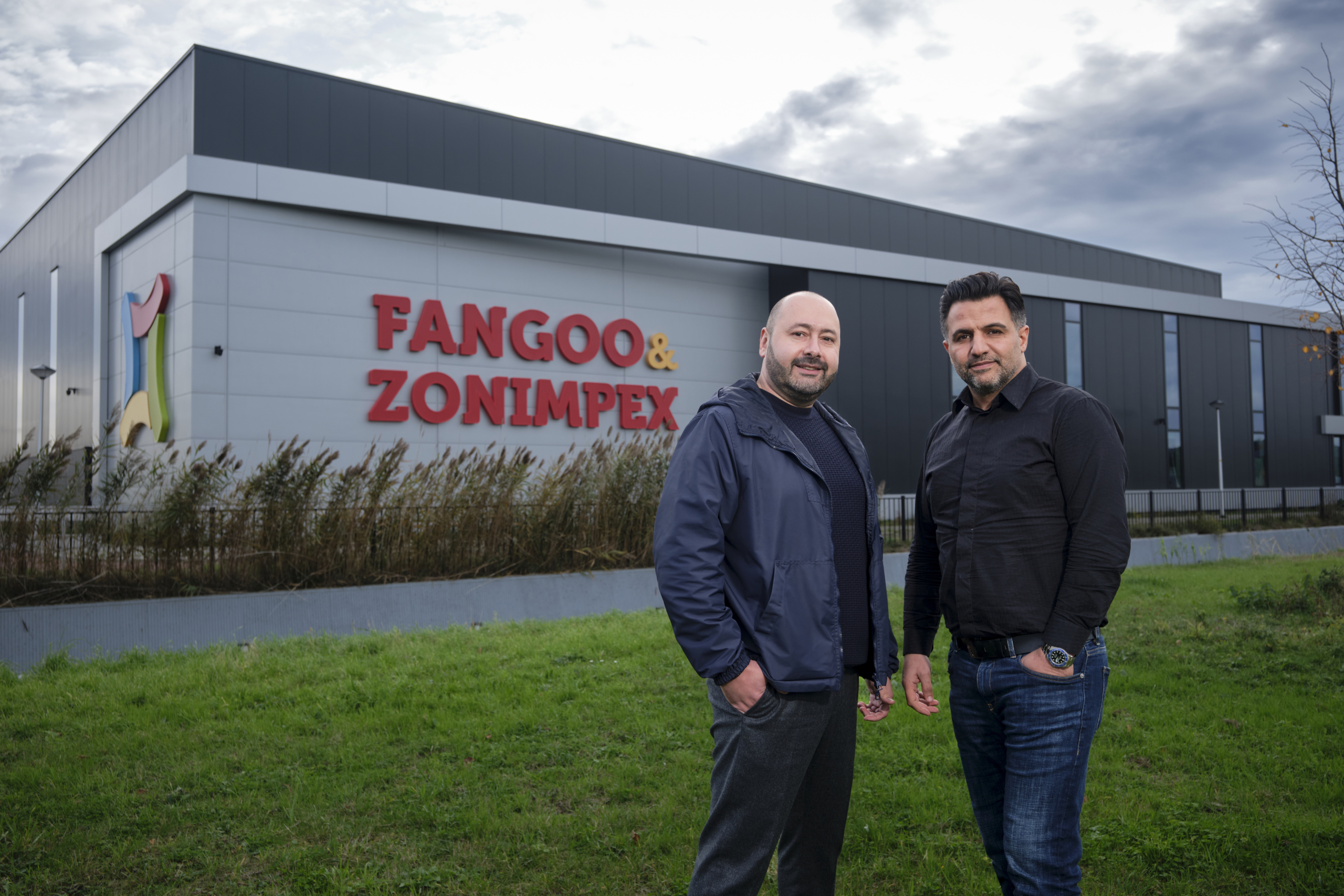 Aziz Odilov (links) en Zafer Boztas (rechts): 'Een van onze recente stappen is een directe samenwerking met Jumbo, waar we 24 schapmeters in de internationale straat verzorgen.'