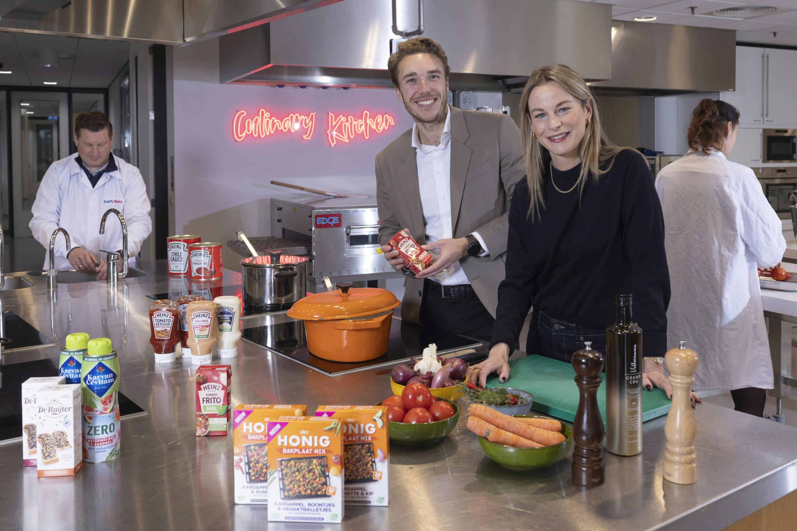 Mathijs Affourtit (links) en Fé Gunning (rechts): ‘We maken het de consument makkelijker om producten te kiezen die minder suiker en zout bevatten, zonder een concessie te doen op smaak.’