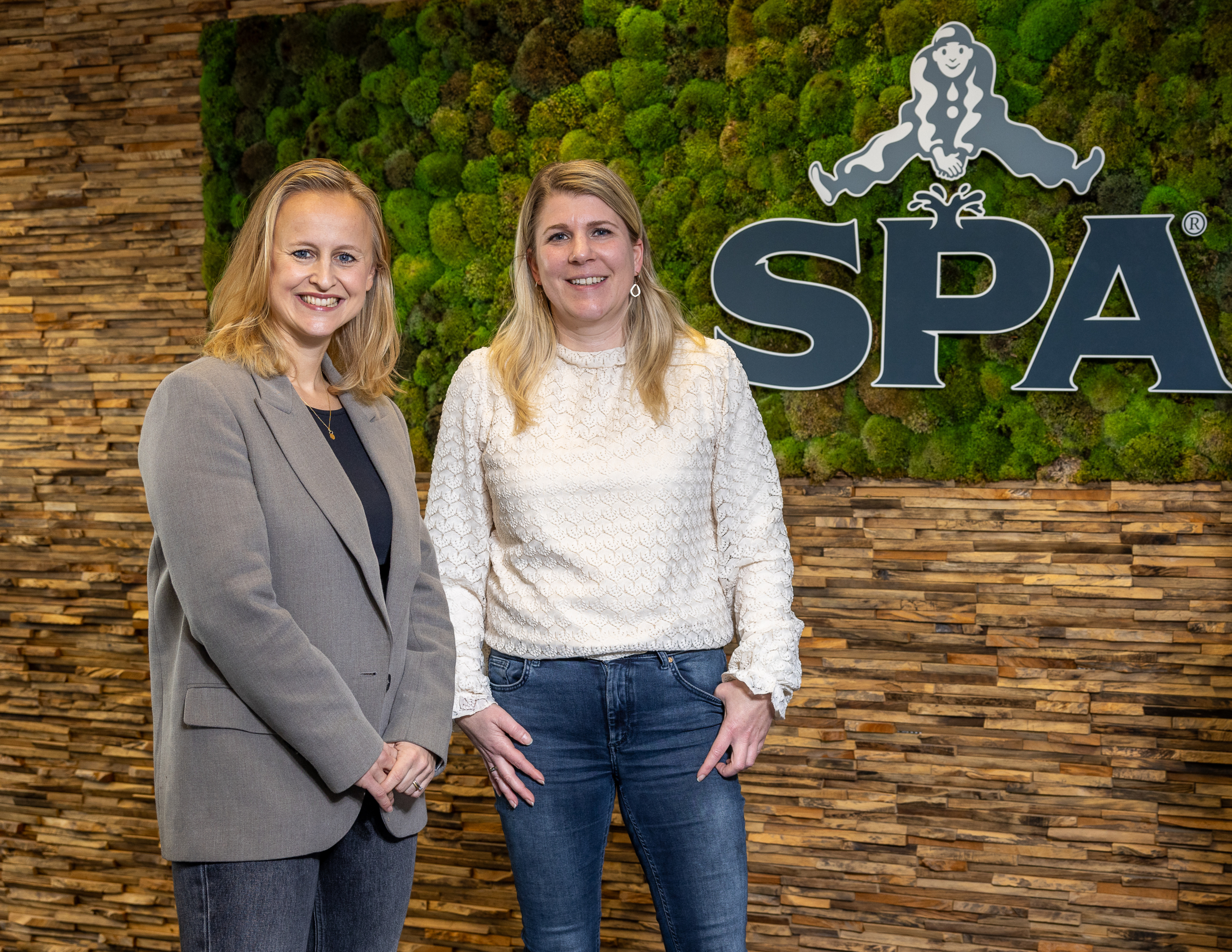 Meta van Woerden (links) en Janneke Raats (rechts): ' De kracht van het merk blijkt in de horeca, waar mensen om Spa blauw vragen als ze water willen.'