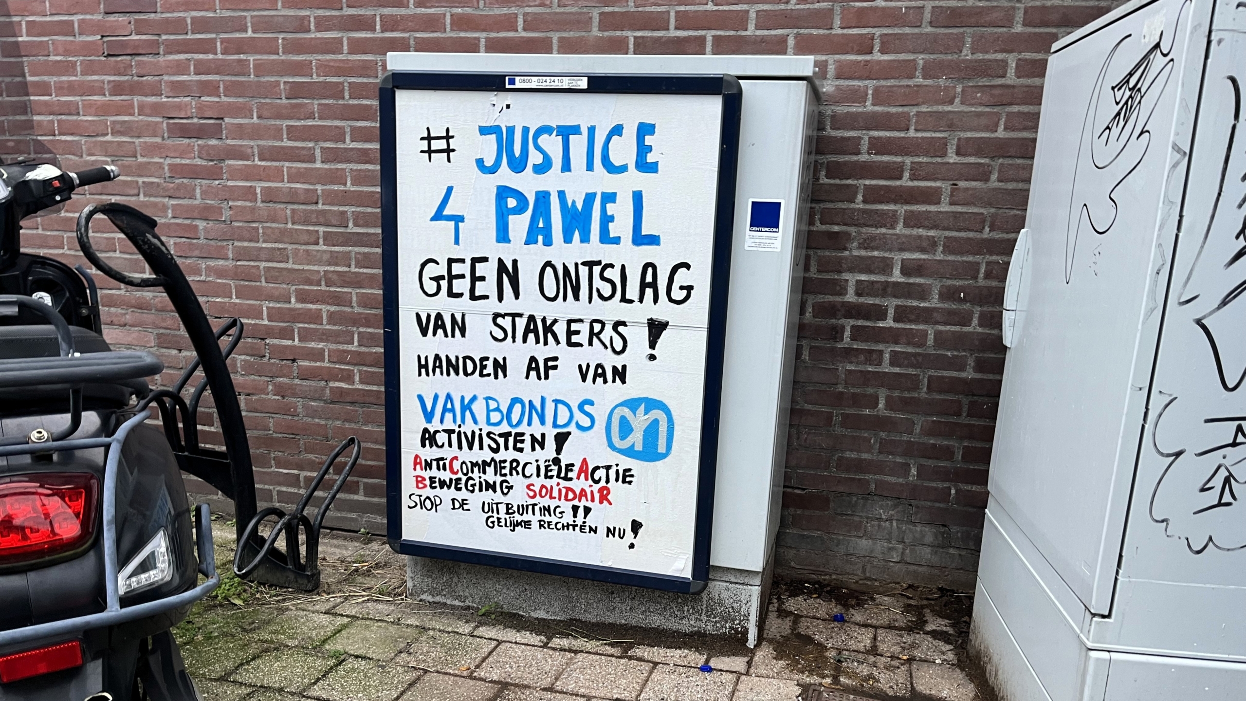 Poster met '#Justice4Pawel' bij een Albert Heijn in Utrecht. Foto: Distrifood
