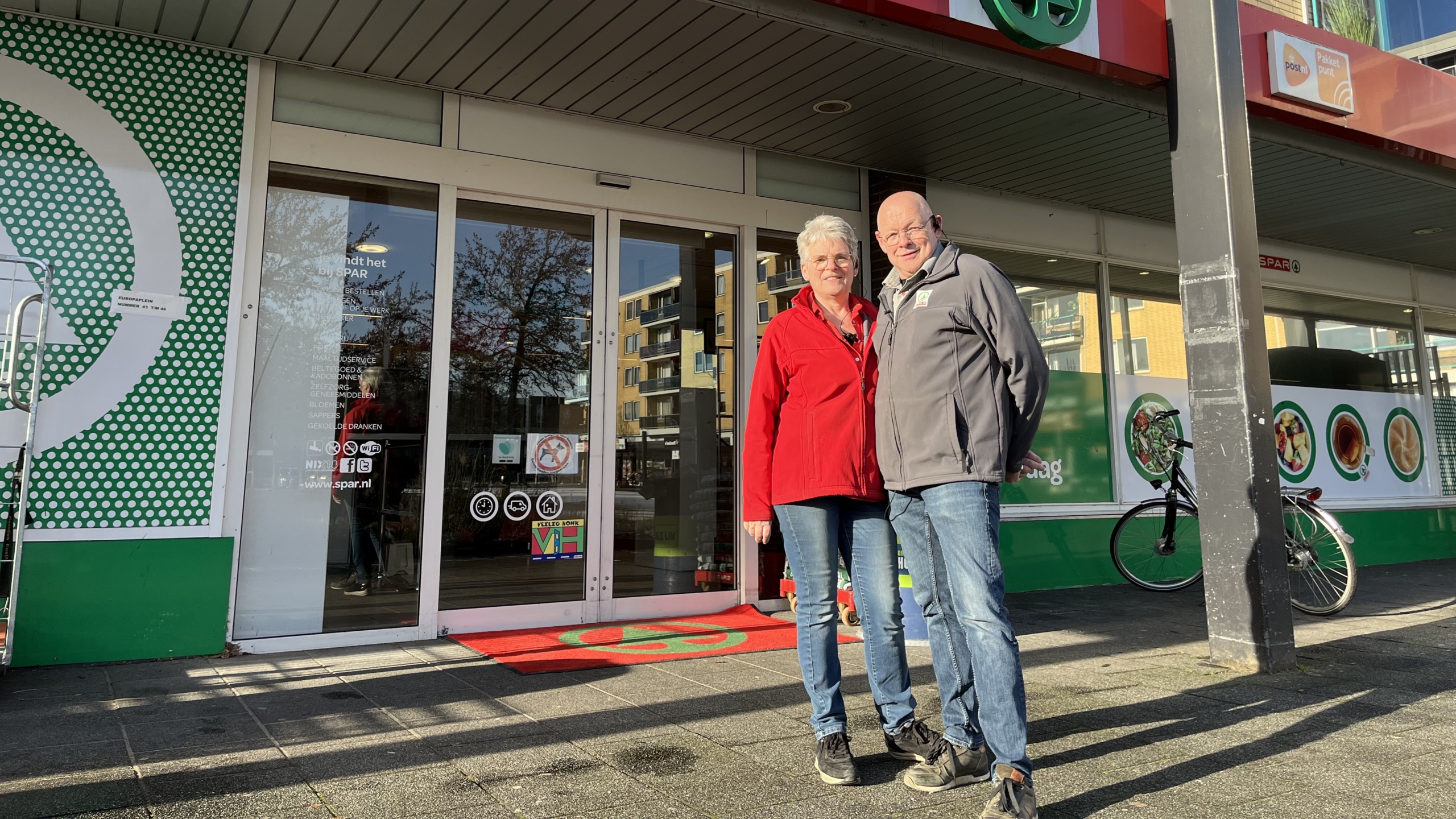 Voormalig Spar-ondernemers René en Jacqueline Claassen voor hun inmiddels gesloten winkel in Dongen. Foto: Distrifood