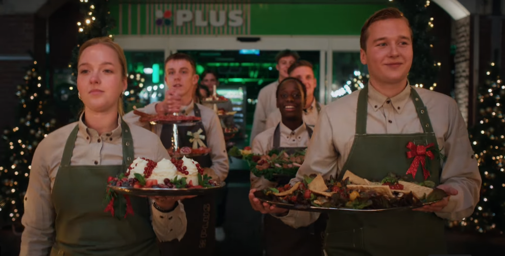 Plus-kerstcommercial 2025. Foto: Plus