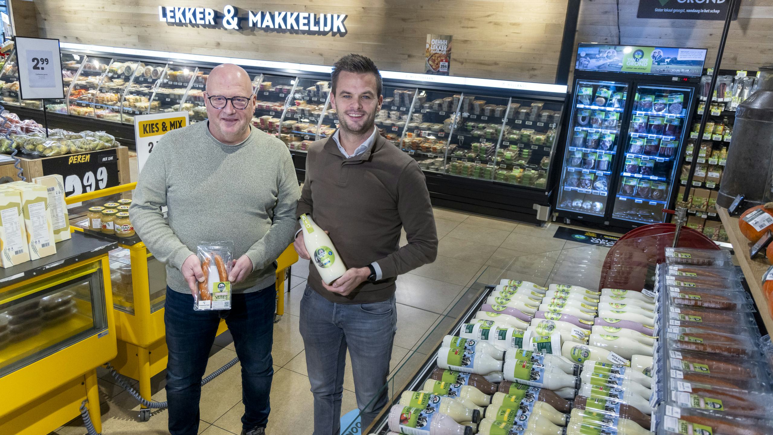 Grondlegger van het initiatief Jumbo-ondernemer Hans Kok. Naast hem zijn bedrijfsleider Anne Cents. Foto: Koos Groenewold