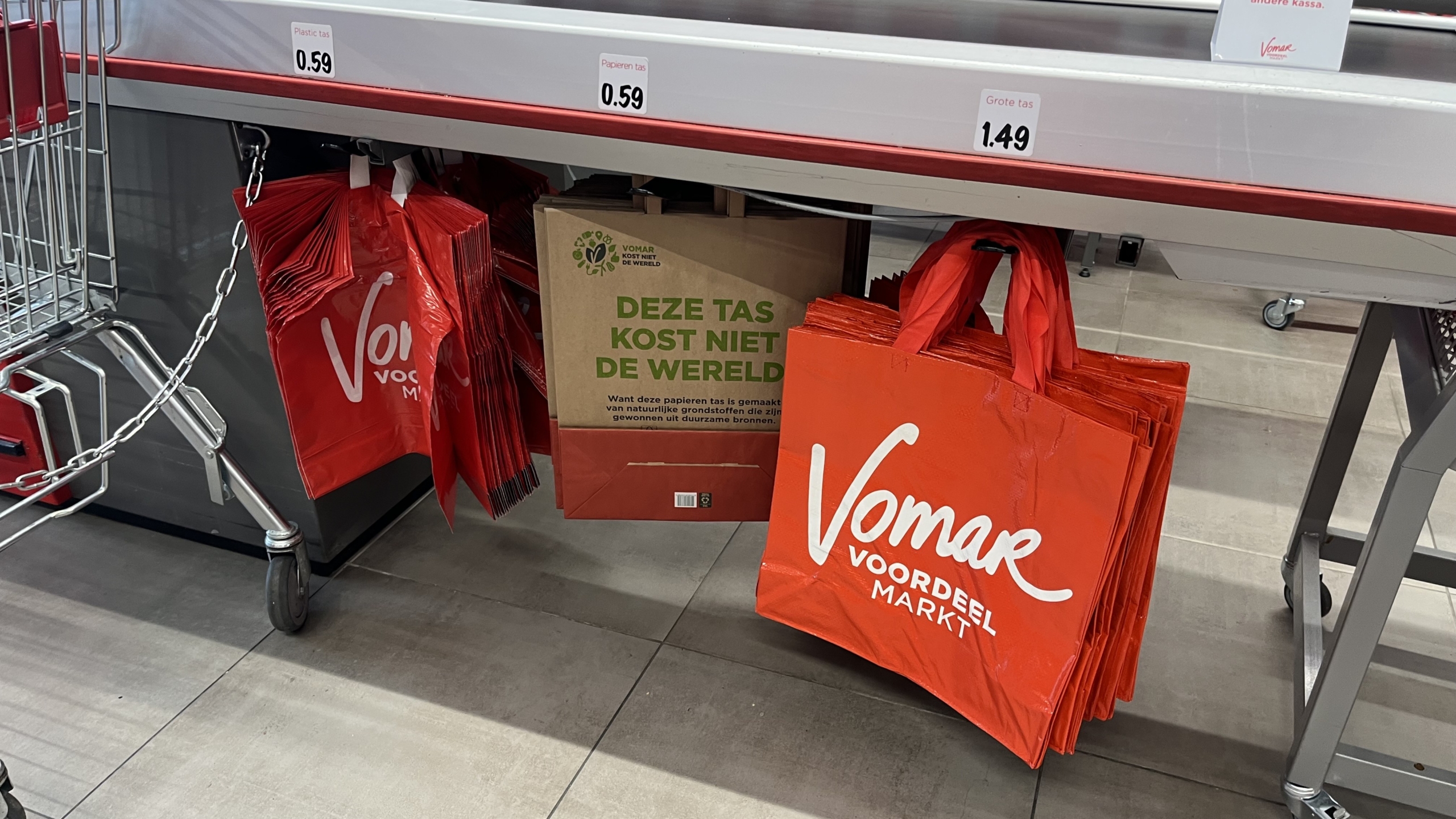 Tasjes bij Vomar-kassa. Foto: Distrifood