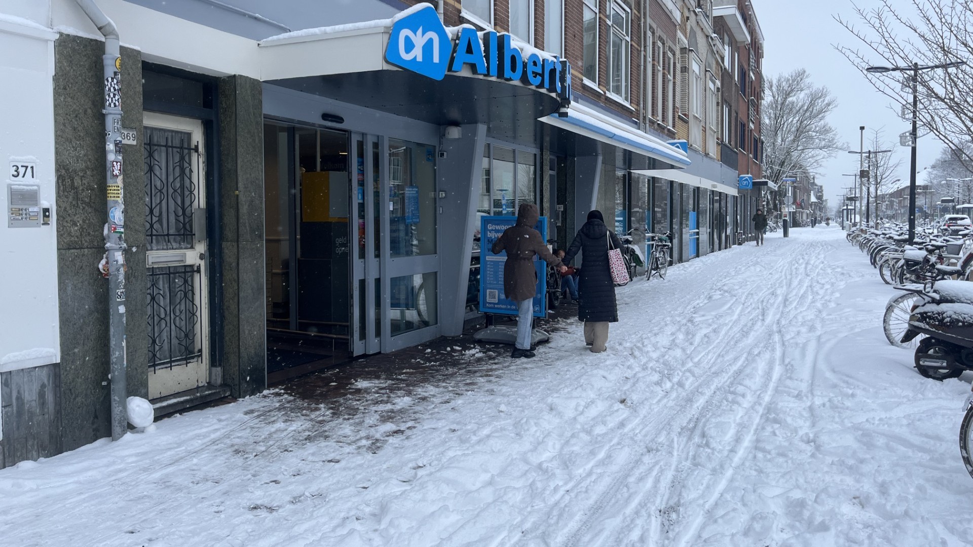 Twee klanten verlaten een Albert Heijn in Utrecht. Foto: Distrifood