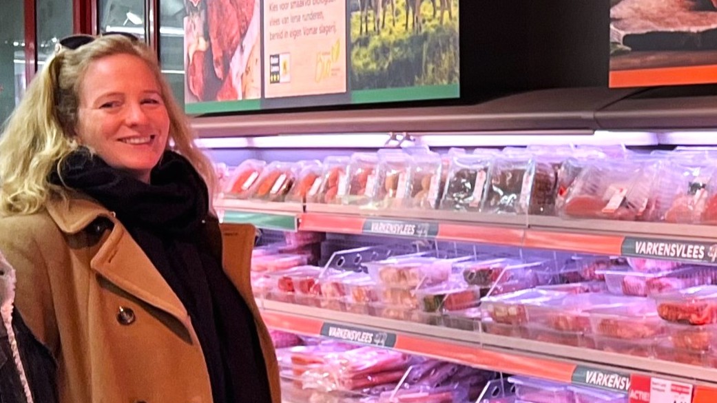 Directeur Anne Hilhorst van Wakker Dier bij een Vomar-vleesschap. Foto: Distrifood