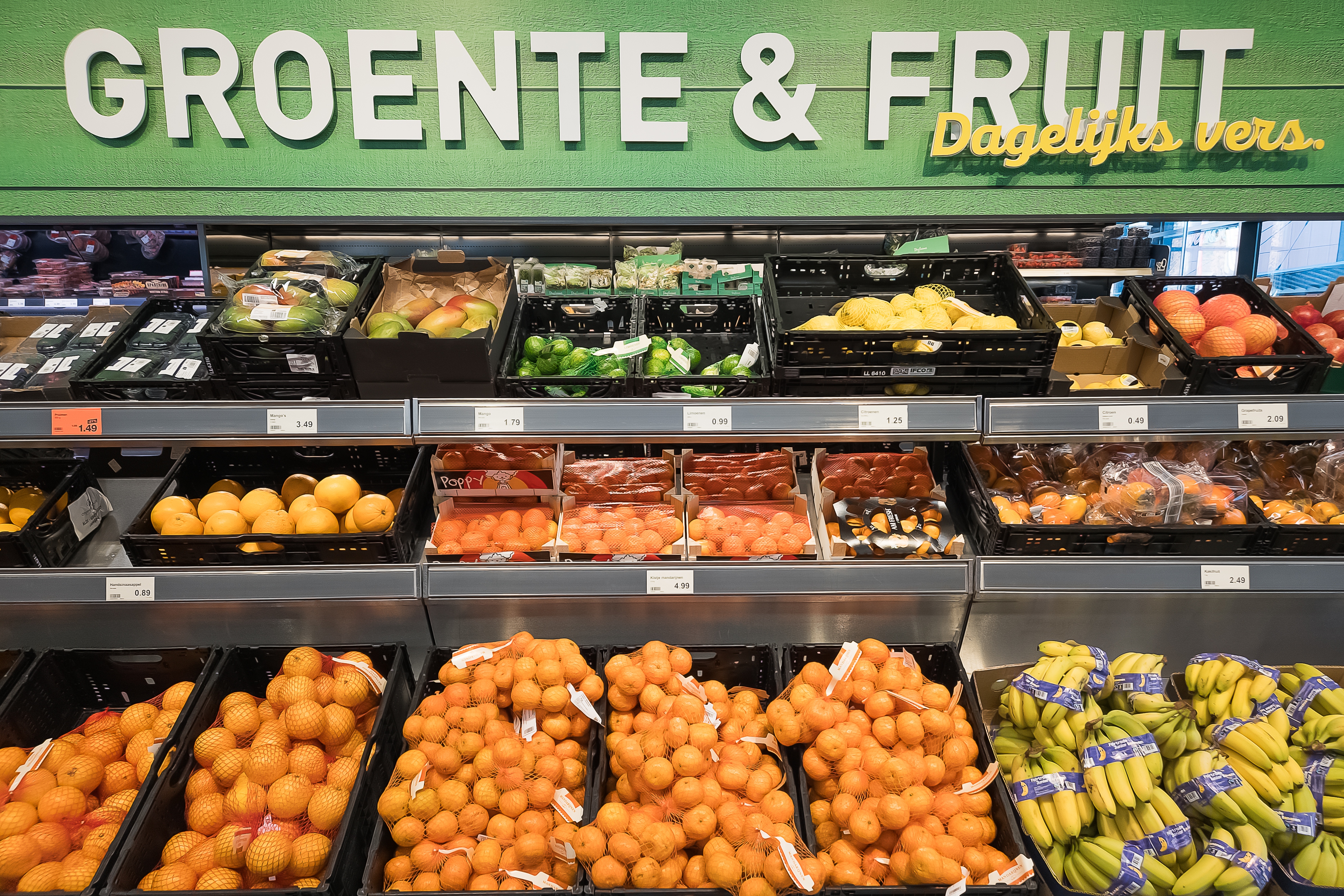 Citrusvruchten en bananen op de versafdeling van een Aldi. Foto: ANP