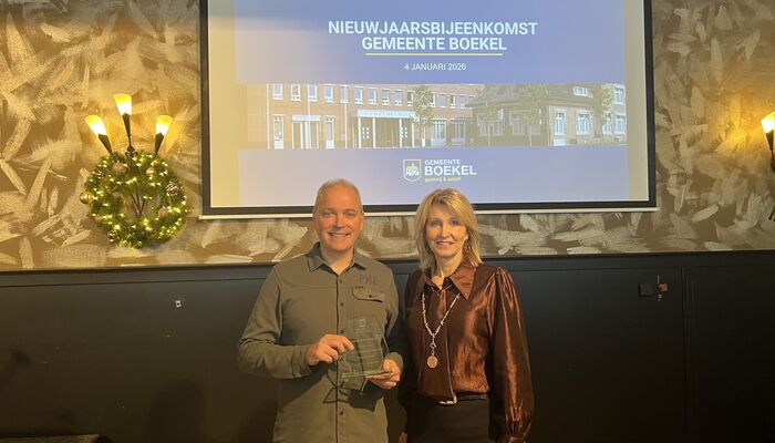 Rob Kanters en burgemeester Caroline van der Elsen. Foto: Gemeente Boekel